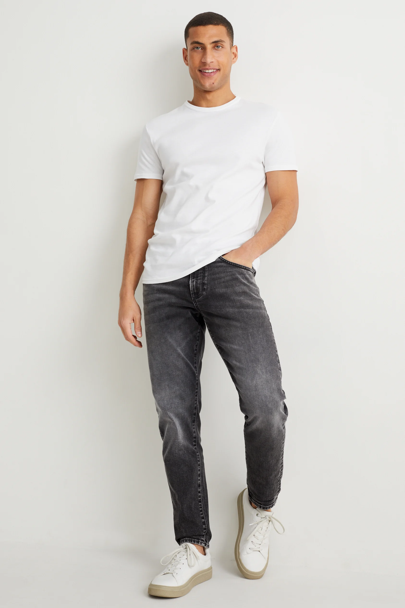 Tapered jeans - LYCRA?