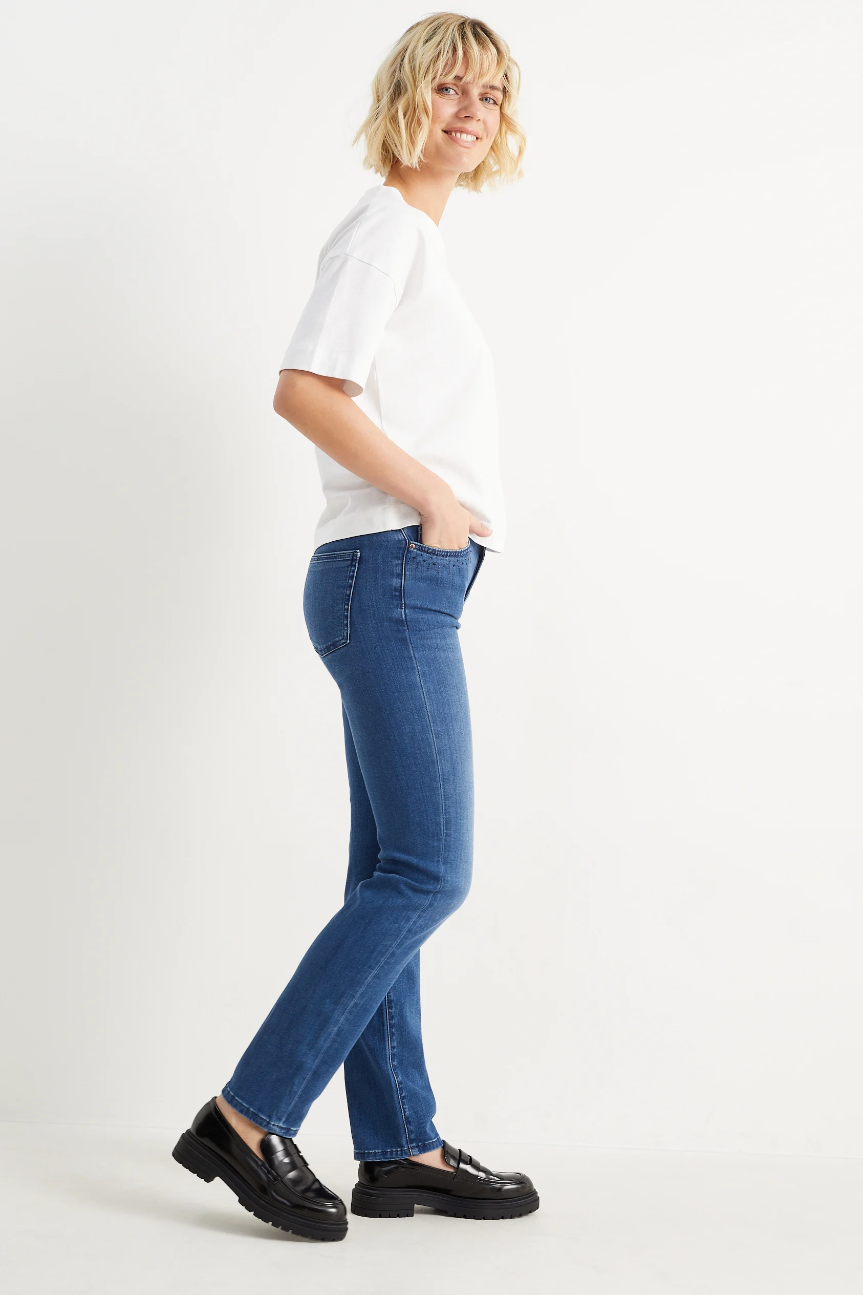 Straight jeans - mid-rise waist