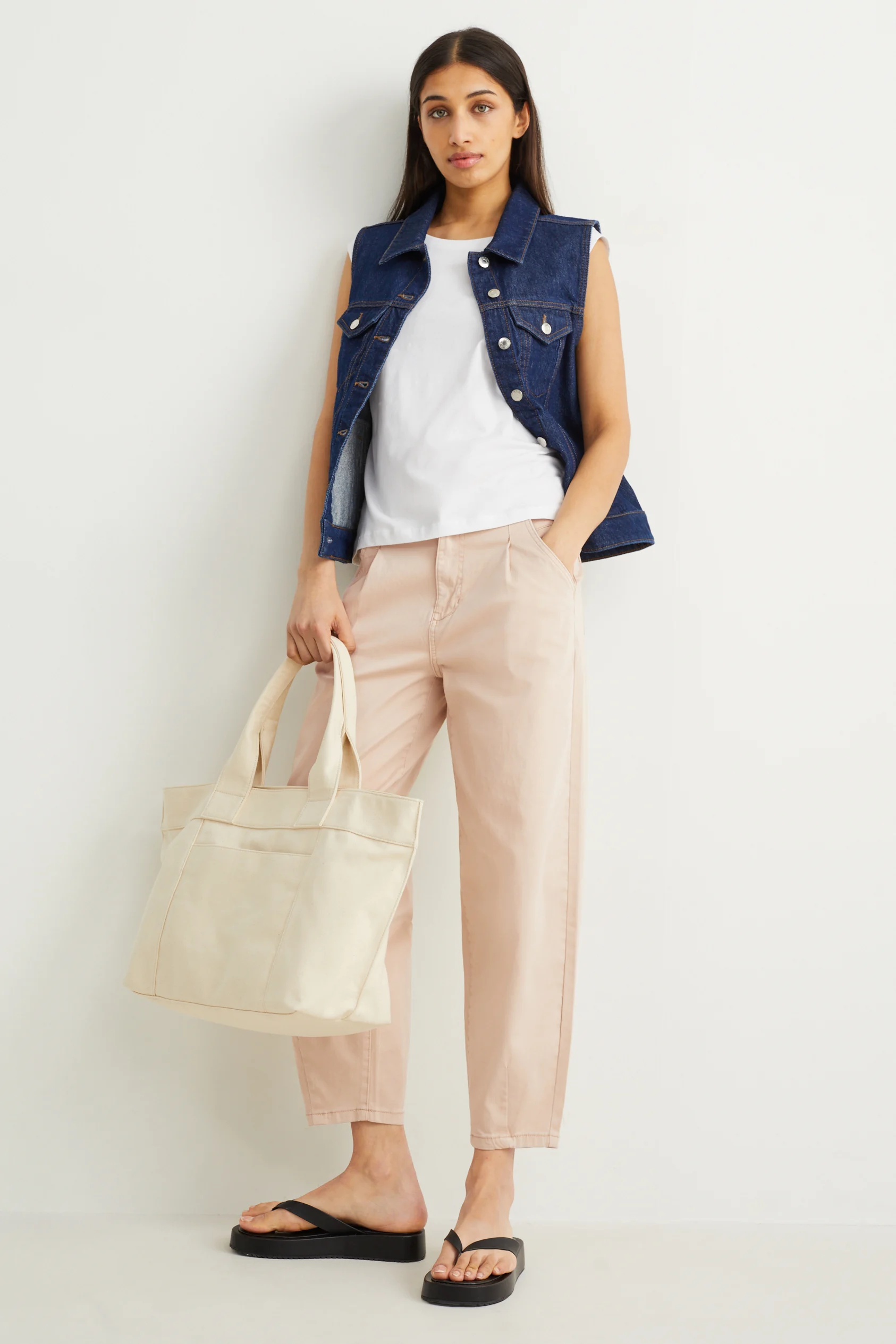 Chinos - mid-rise waist - tapered fit