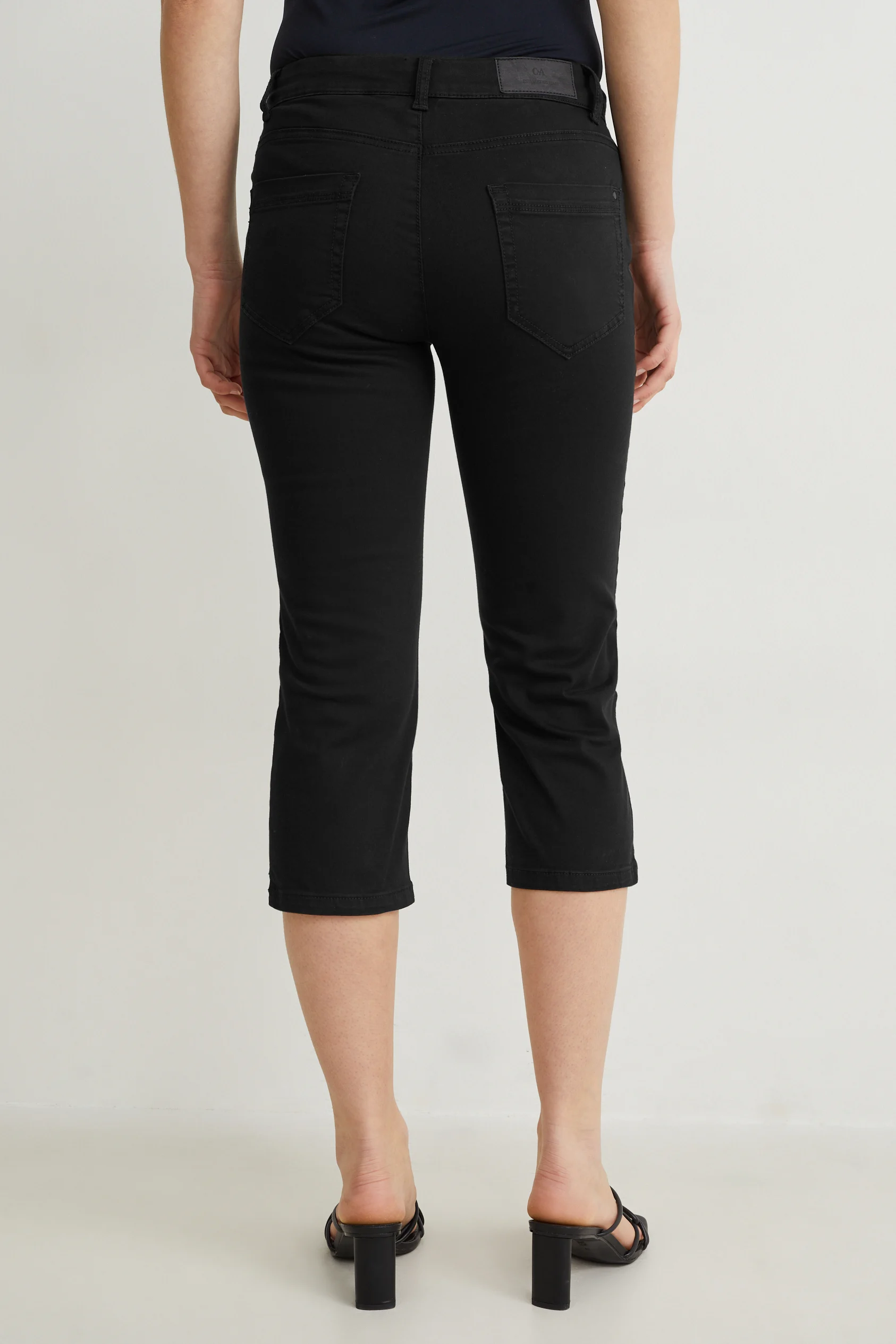Capri trousers - mid-rise waist - regular fit