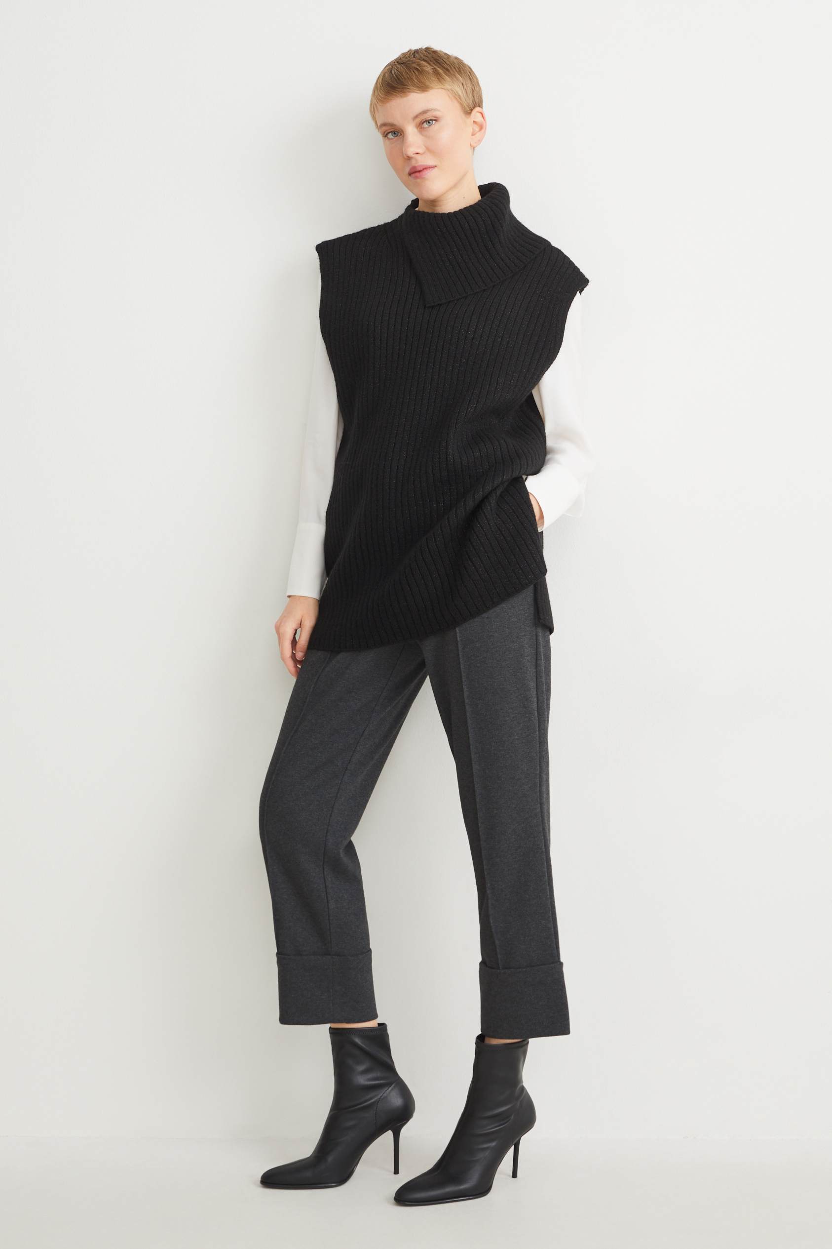 Cloth trousers - mid-rise waist - tapered fit