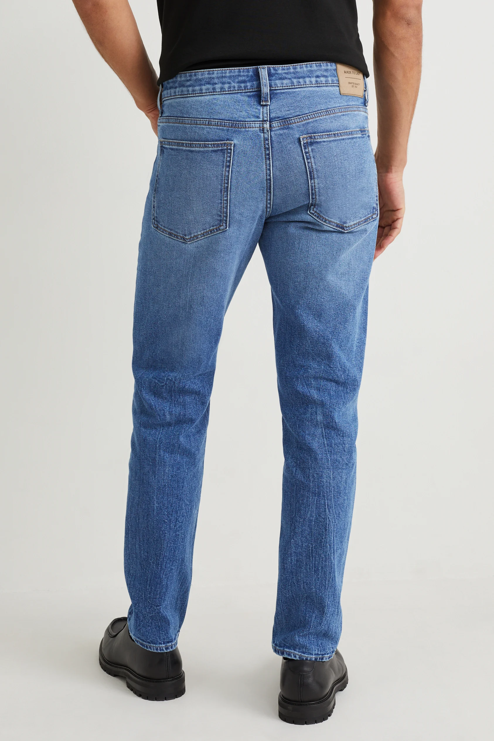 Tapered jeans - LYCRA?