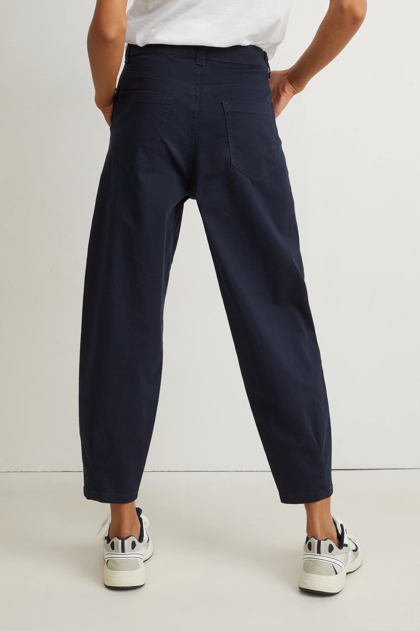 Trousers - mid-rise waist - tapered fit