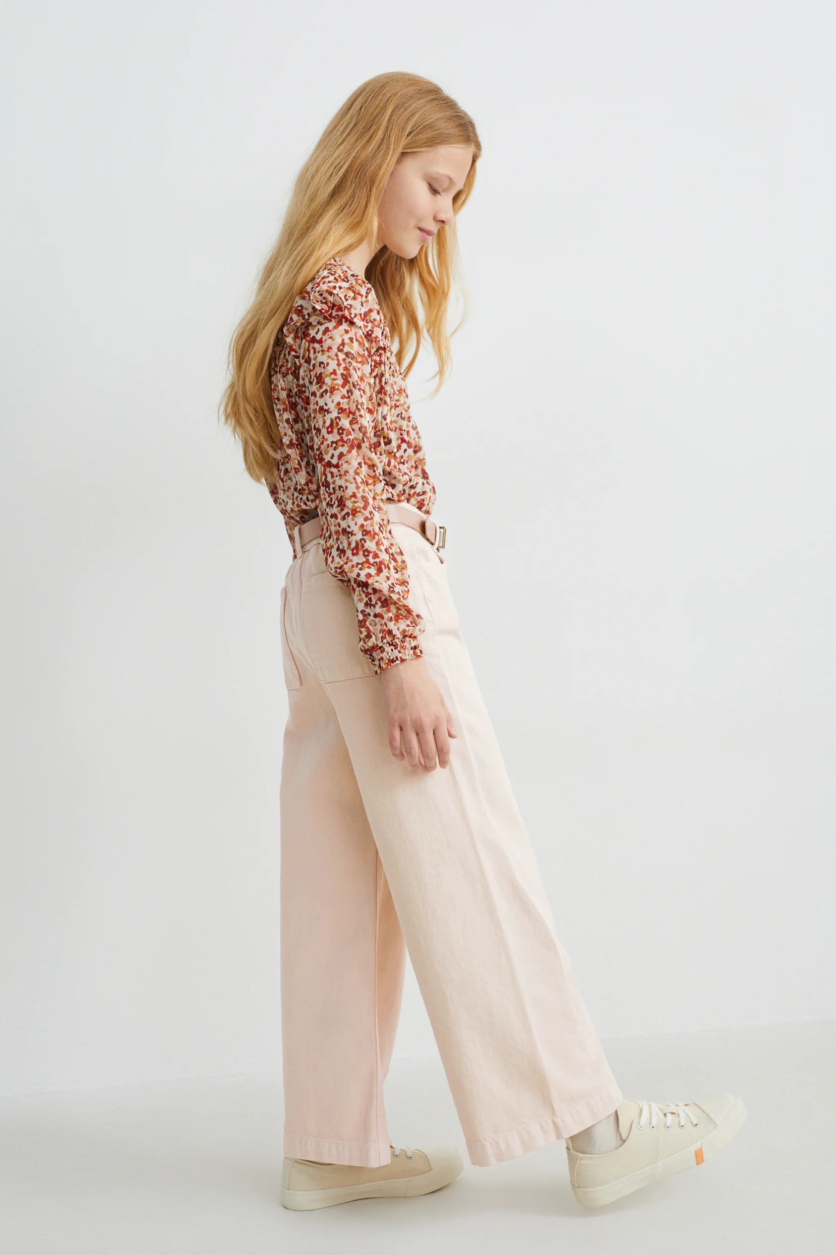 Wide leg jeans with belt