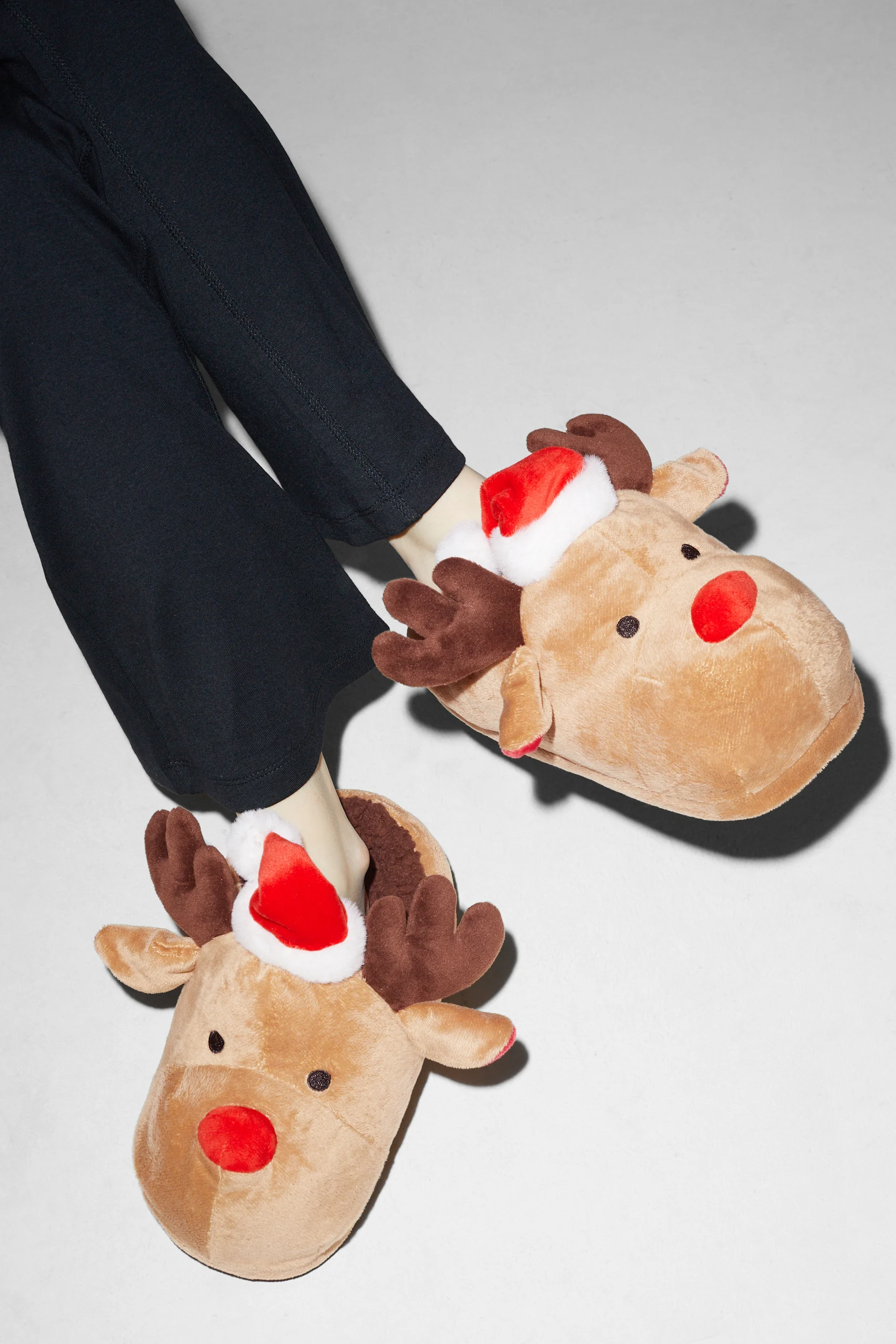 CLOCKHOUSE - Christmas faux fur slippers