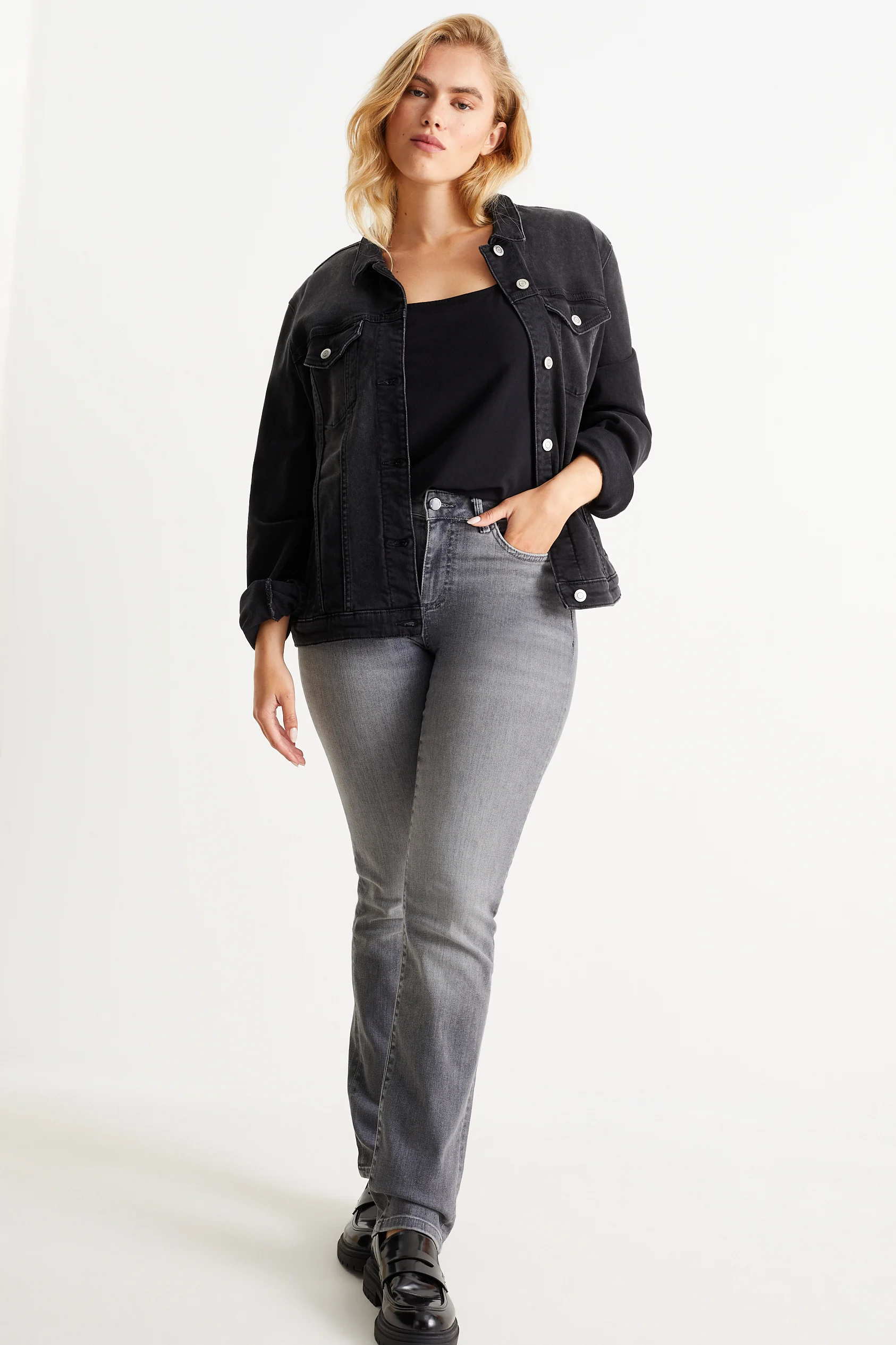 Straight jeans - mid-rise waist