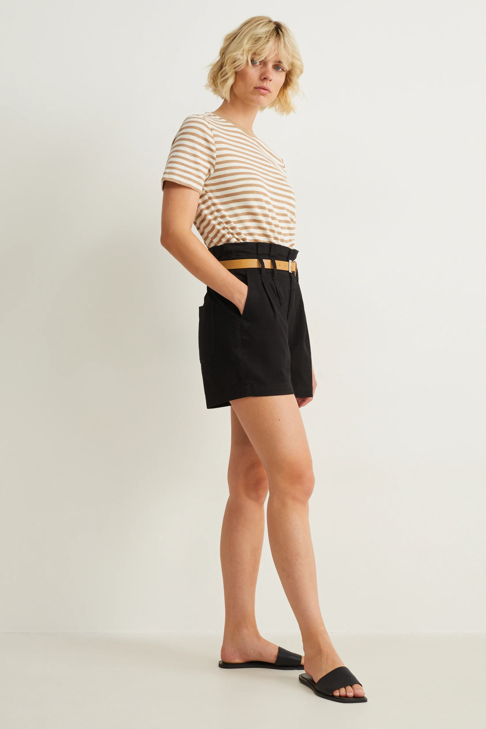 Shorts with belt - high waist