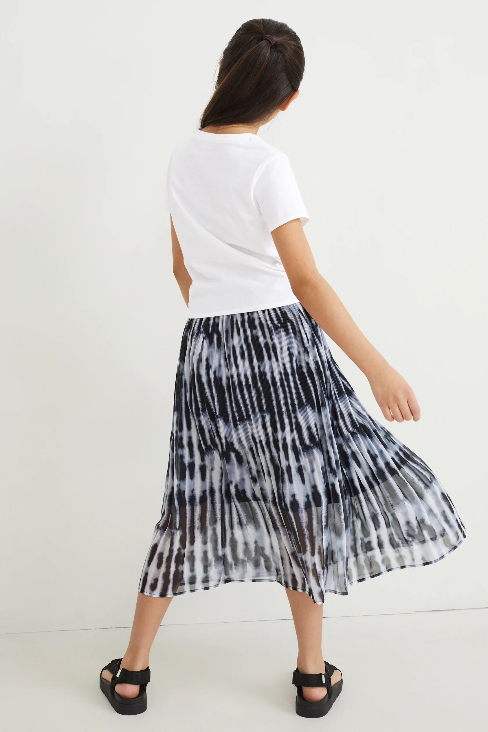 Set - short sleeve T-shirt and pleated skirt - 2 piece