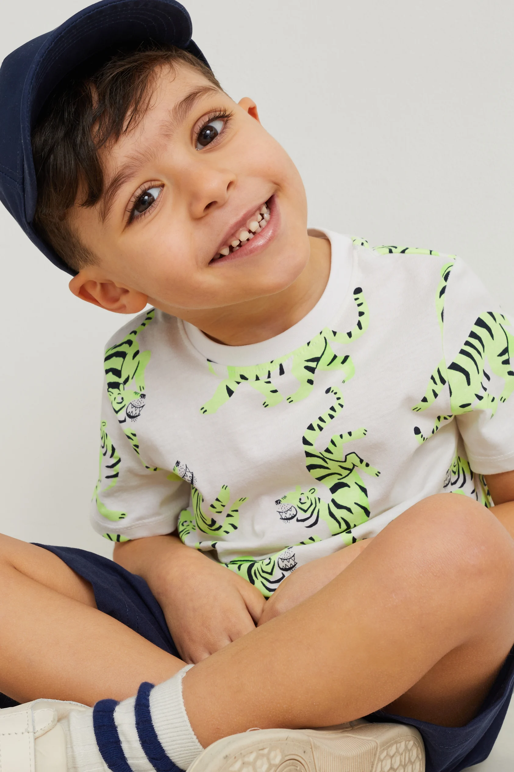 Set - short sleeve T-shirt, sweat shorts and baseball cap - 3 piece