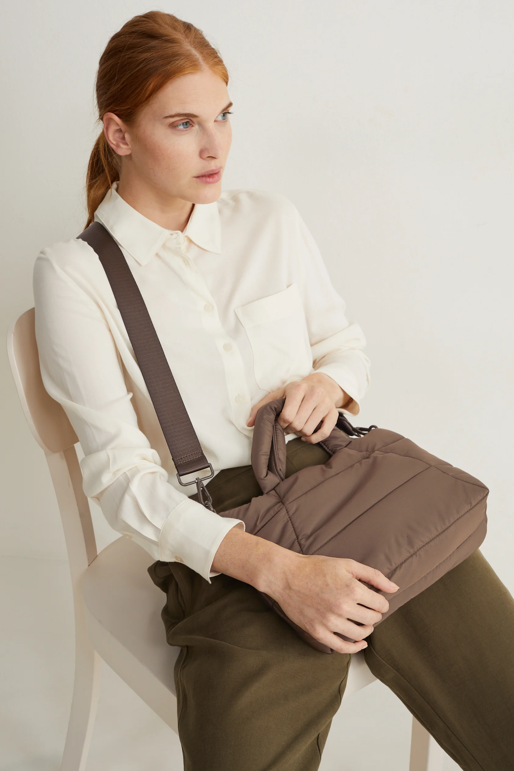 Quilted shopper with detachable bag strap