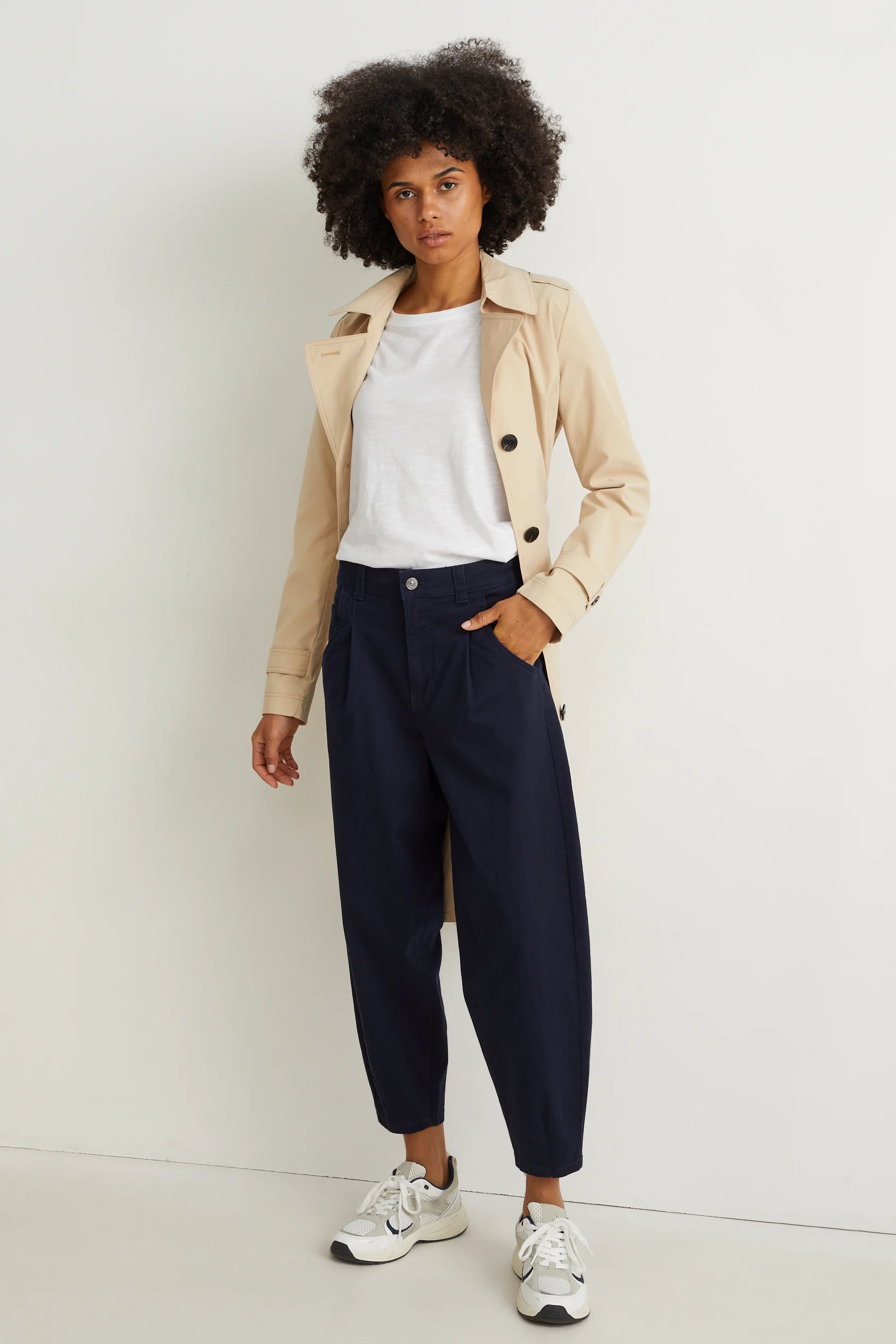 Trousers - mid-rise waist - tapered fit