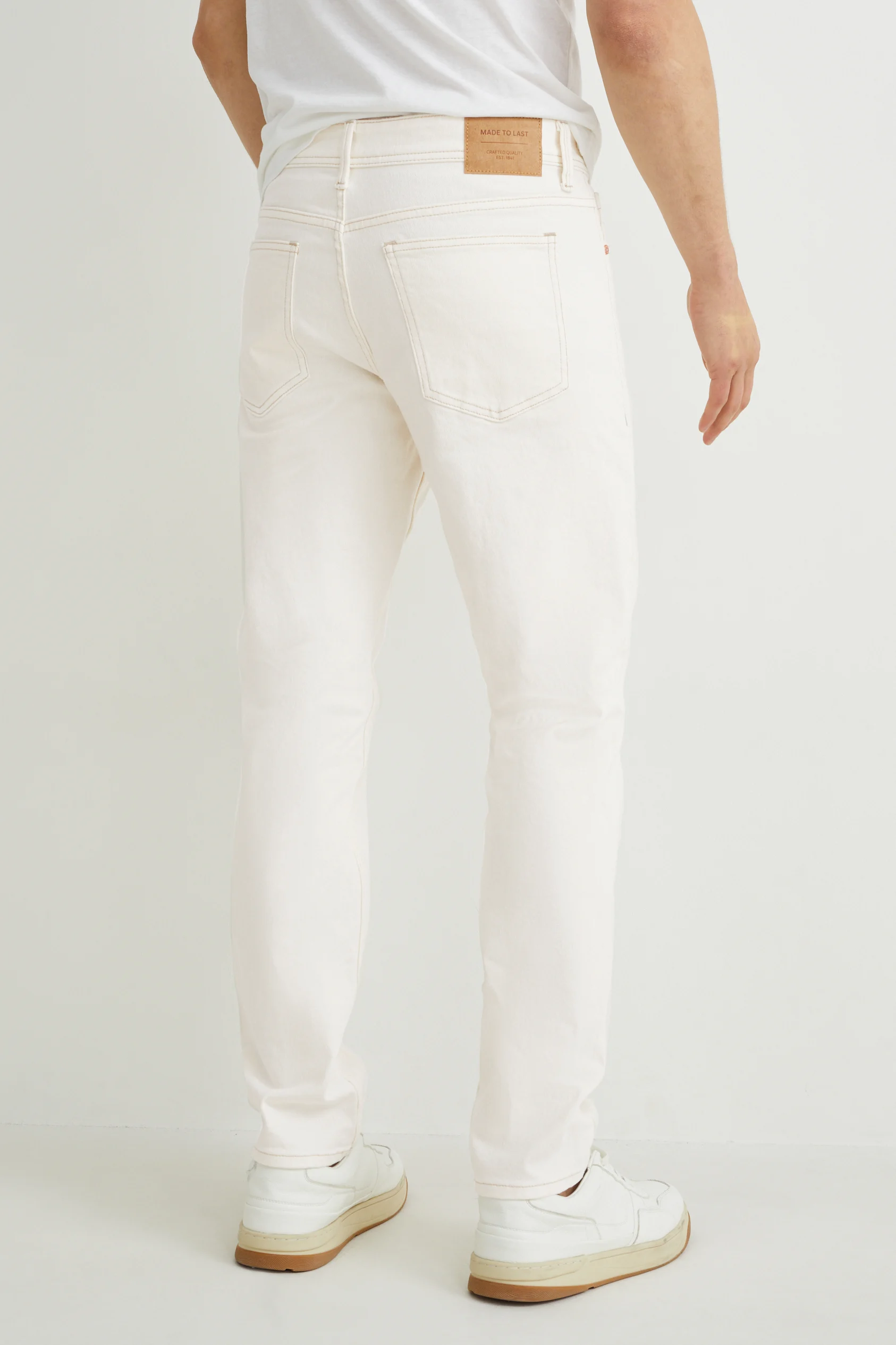 Tapered jeans - with hemp fibres