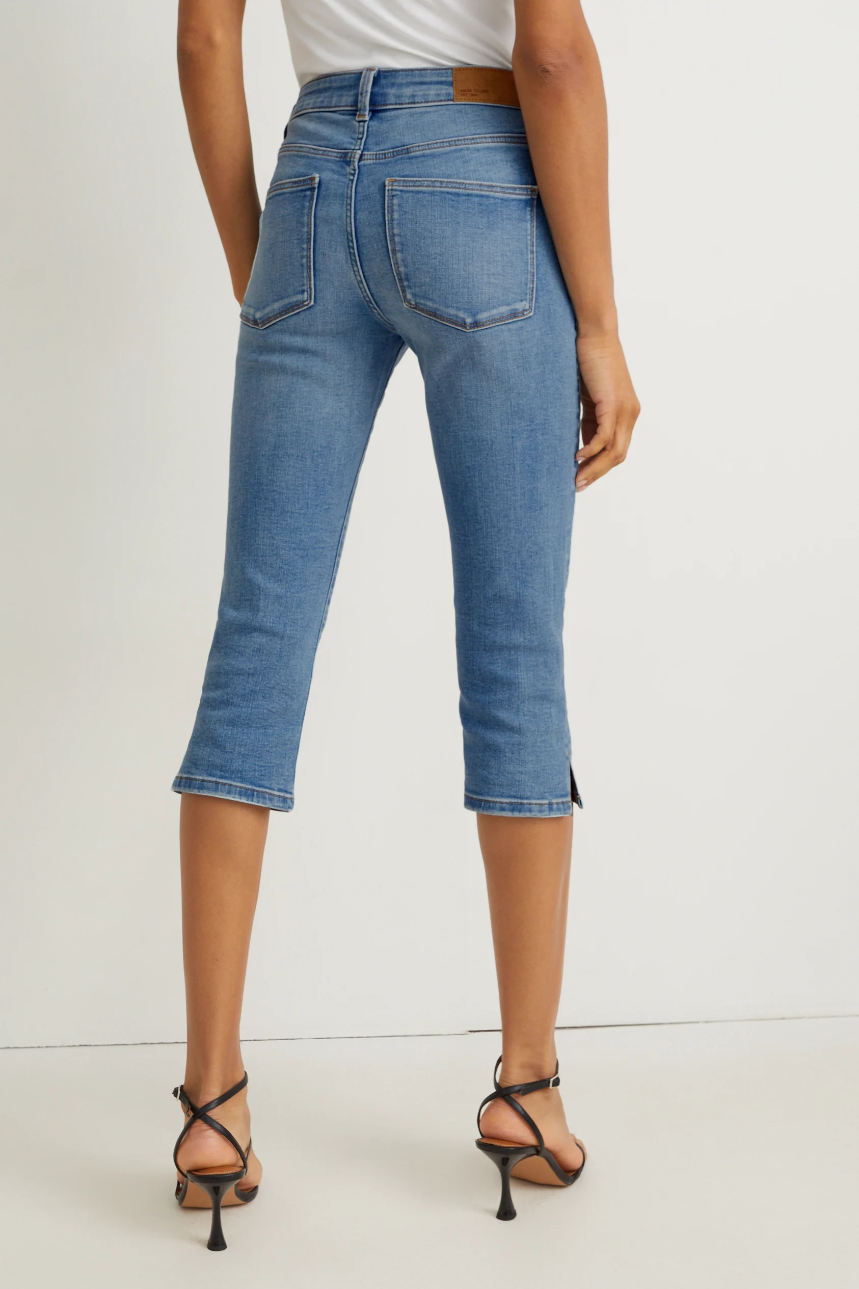 Capri jeans - mid-rise waist - slim fit