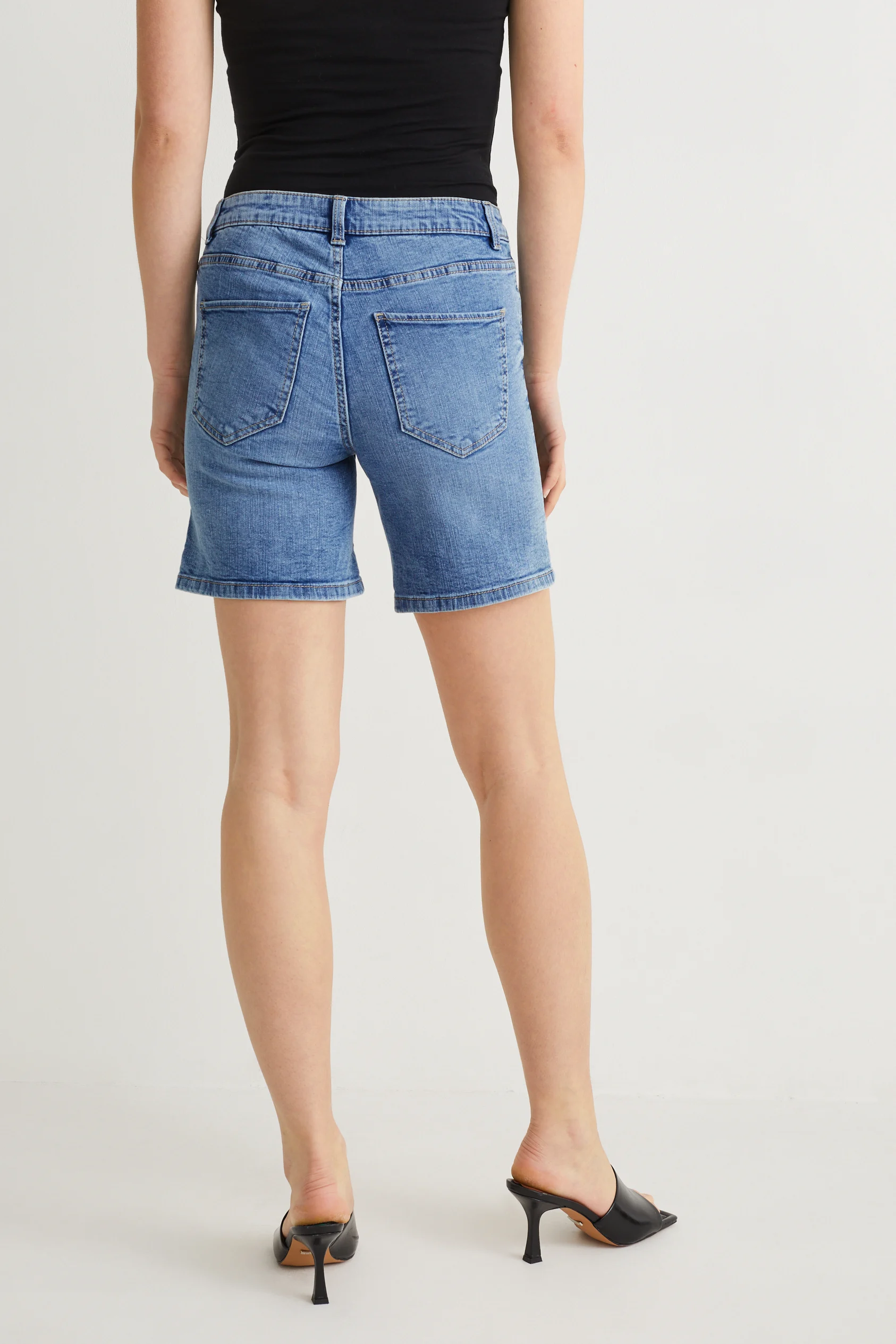 Denim shorts - mid-rise waist