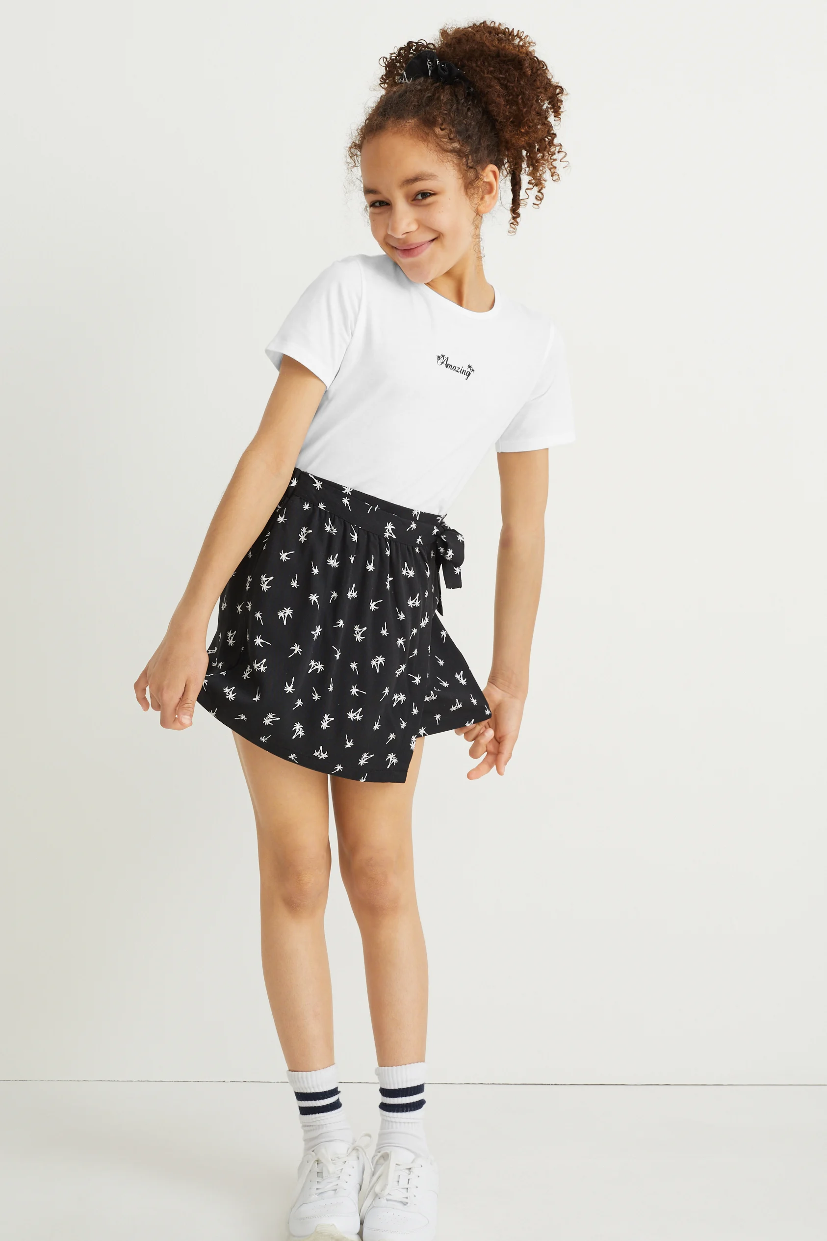 Set - short sleeve T-shirt, skirt and scrunchie - 3 piece