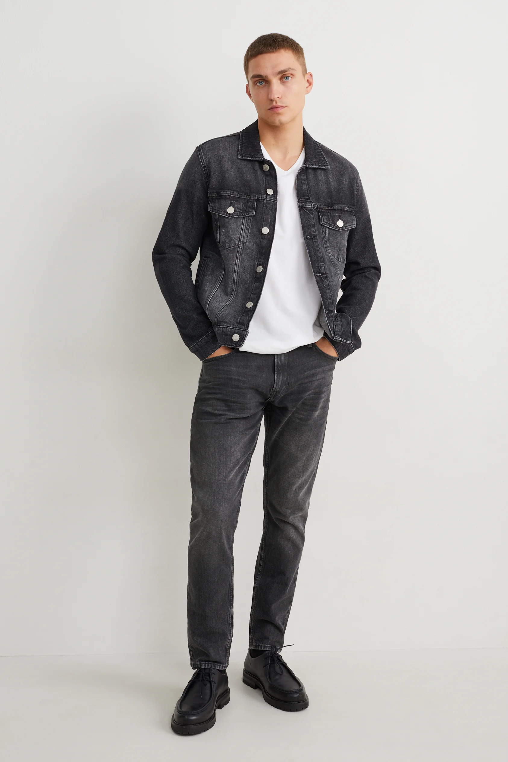 Slim tapered jeans - LYCRA?