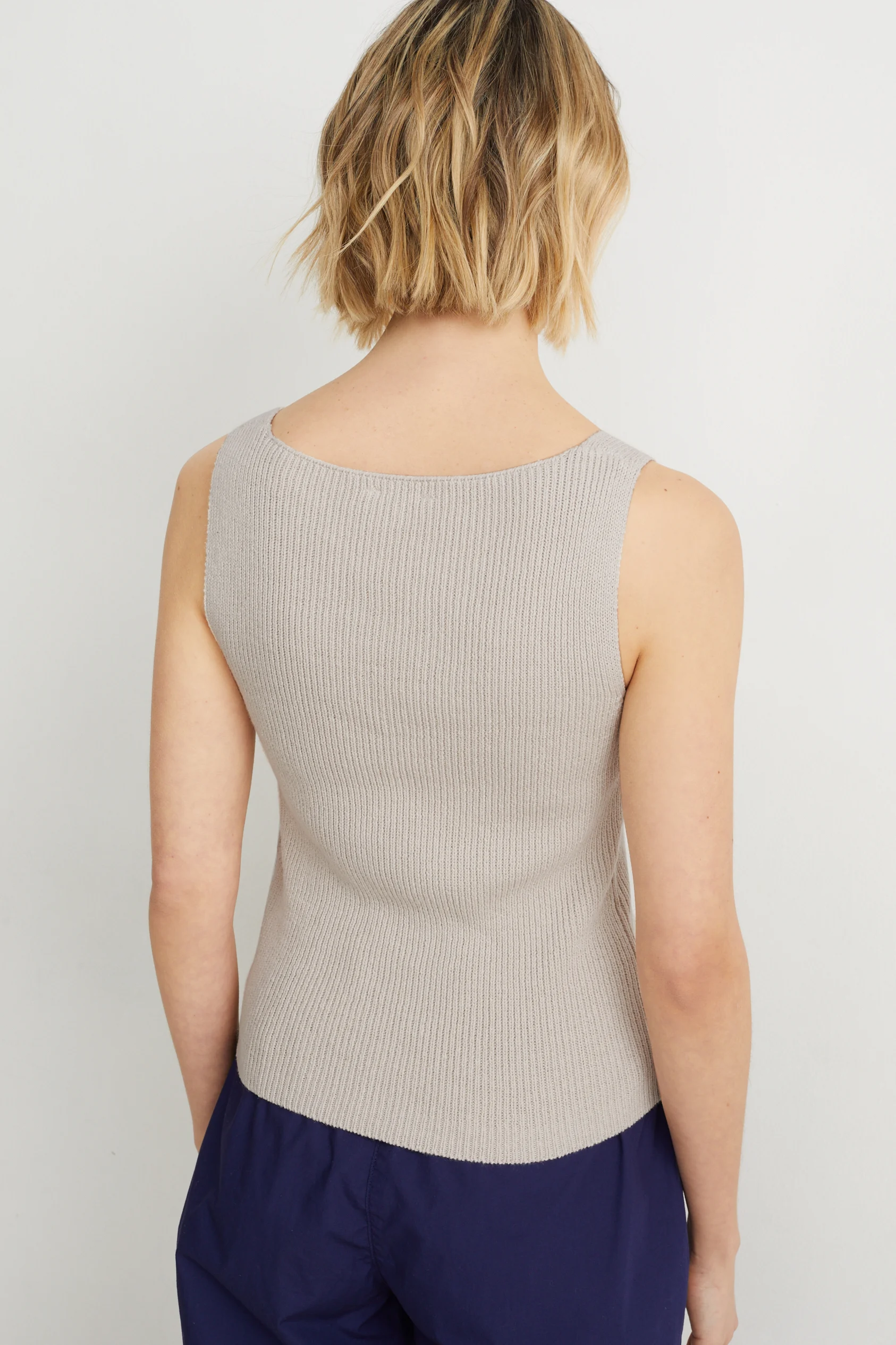 Knitted top with hemp fibres