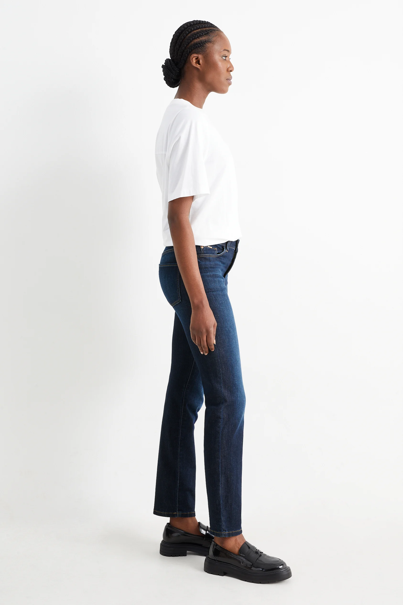 Straight jeans - mid-rise waist