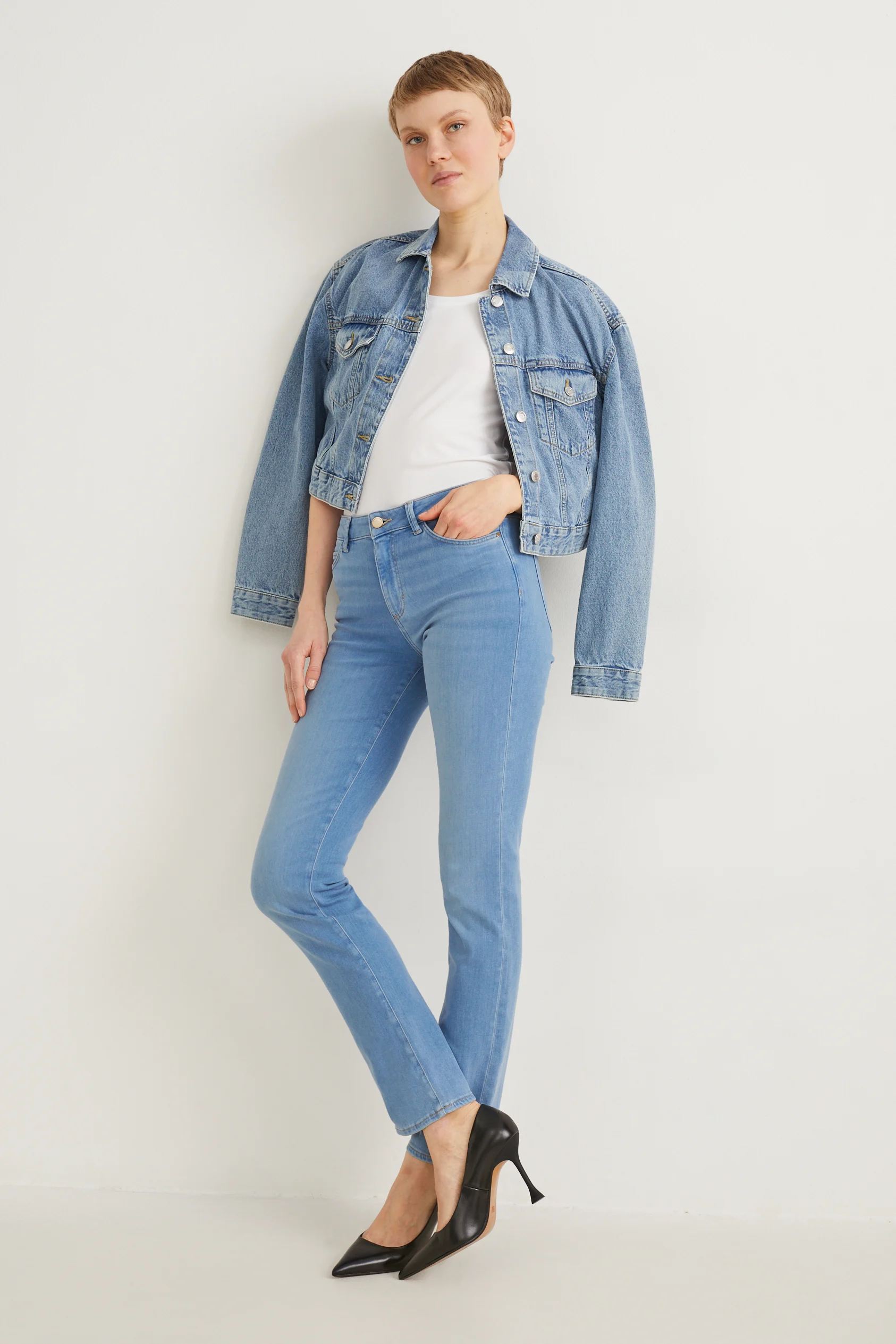 Straight jeans - mid-rise waist