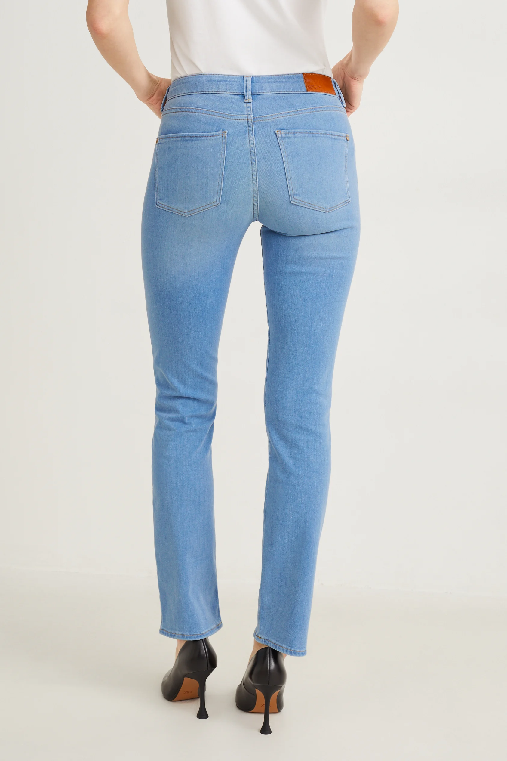 Straight jeans - mid-rise waist