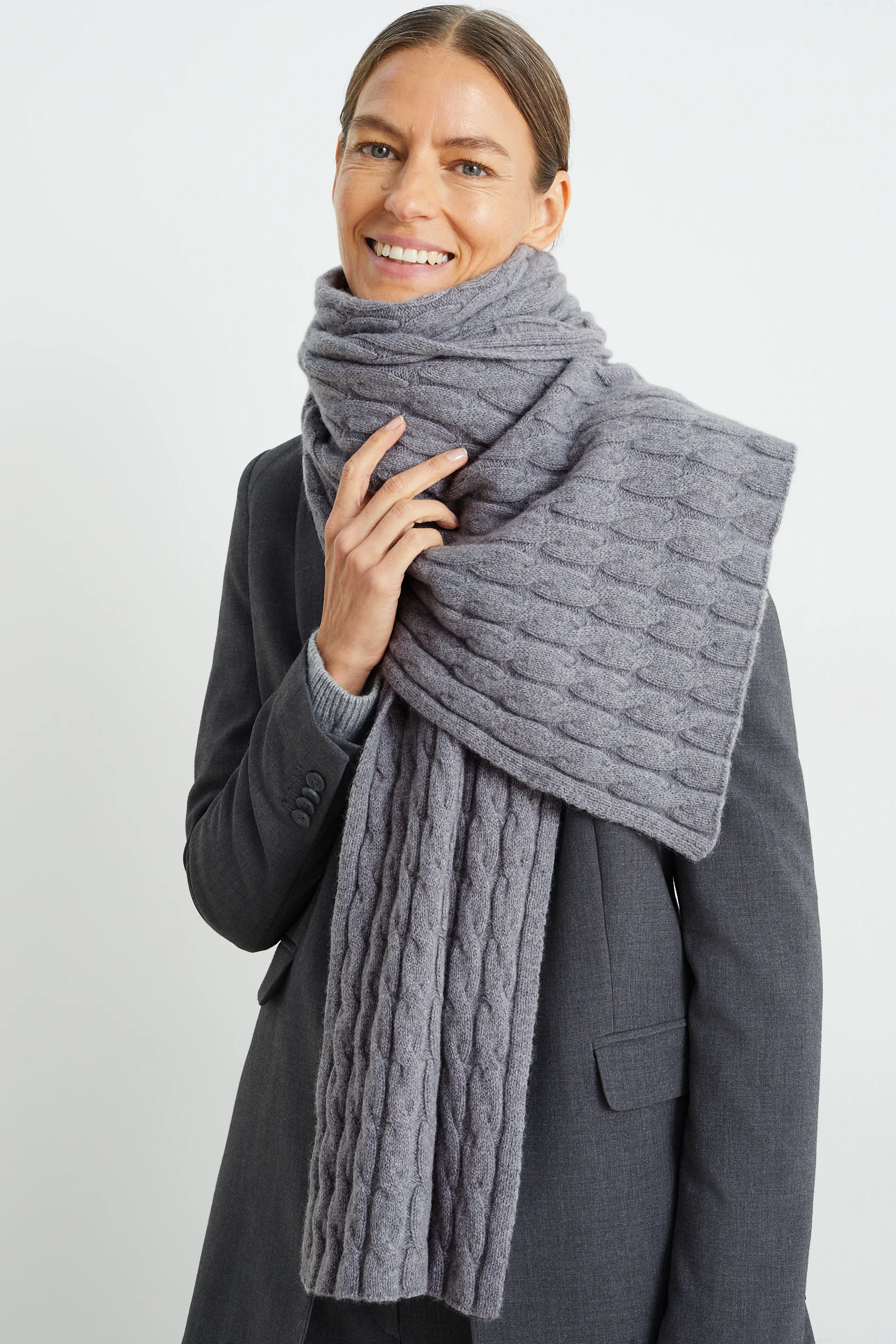 Cashmere scarf - cable knit pattern