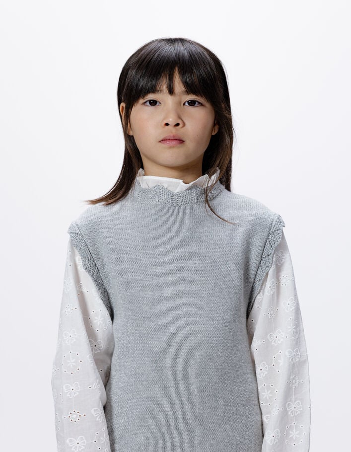 Pull bi-mati&egrave;re gris tricot manches popeline brod&eacute;e fille