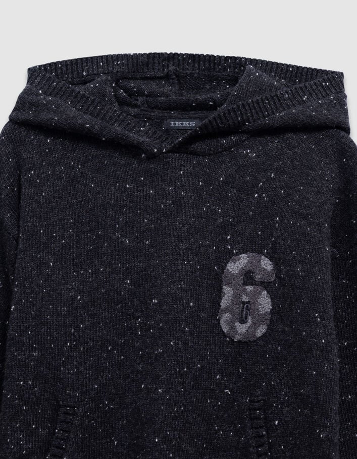 Pull &agrave; capuche noir tricot chin&eacute; badge chiffre gar&ccedil;on