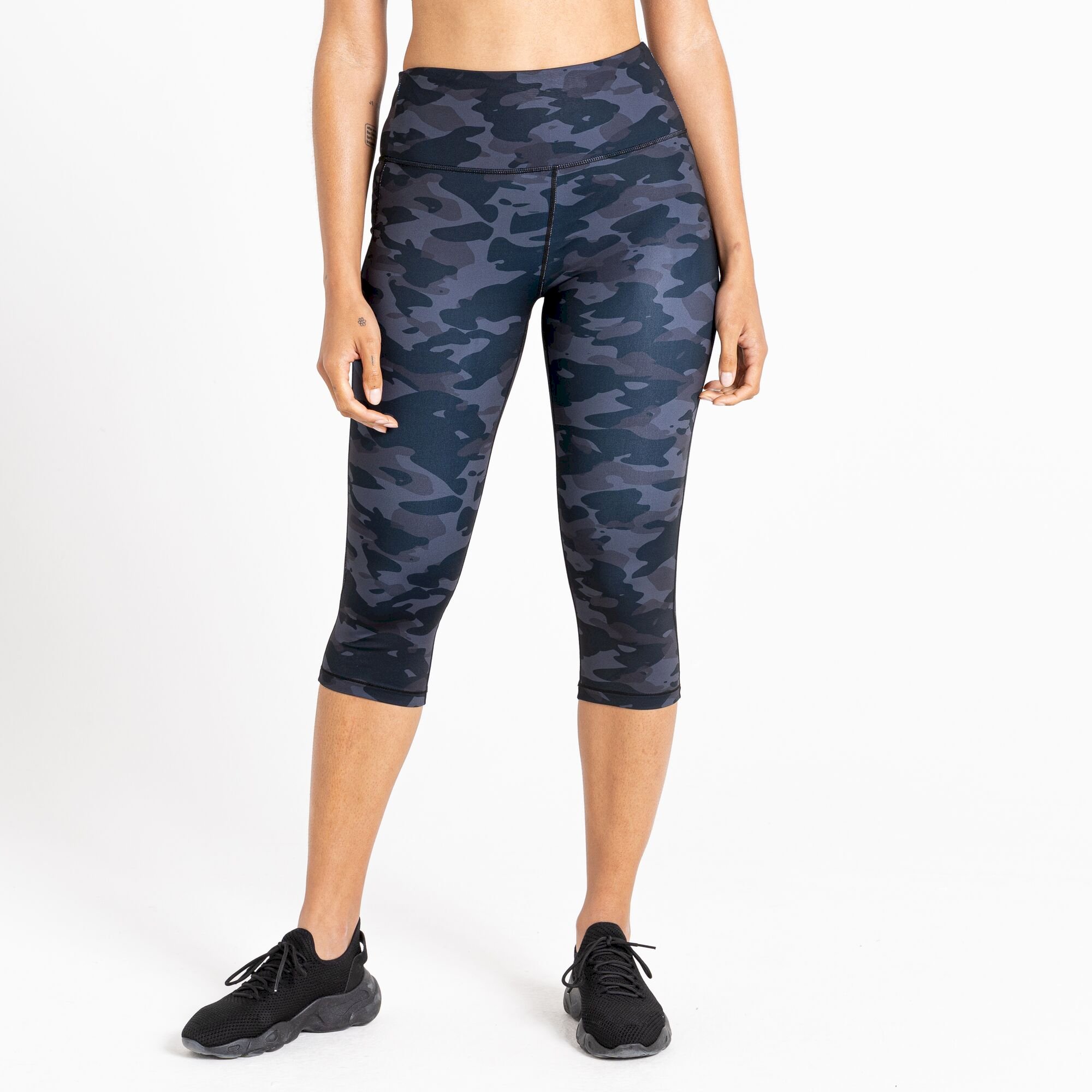 Dare 2b - Women's Influential 3/4 Recycled Leggings | Black Camo Print