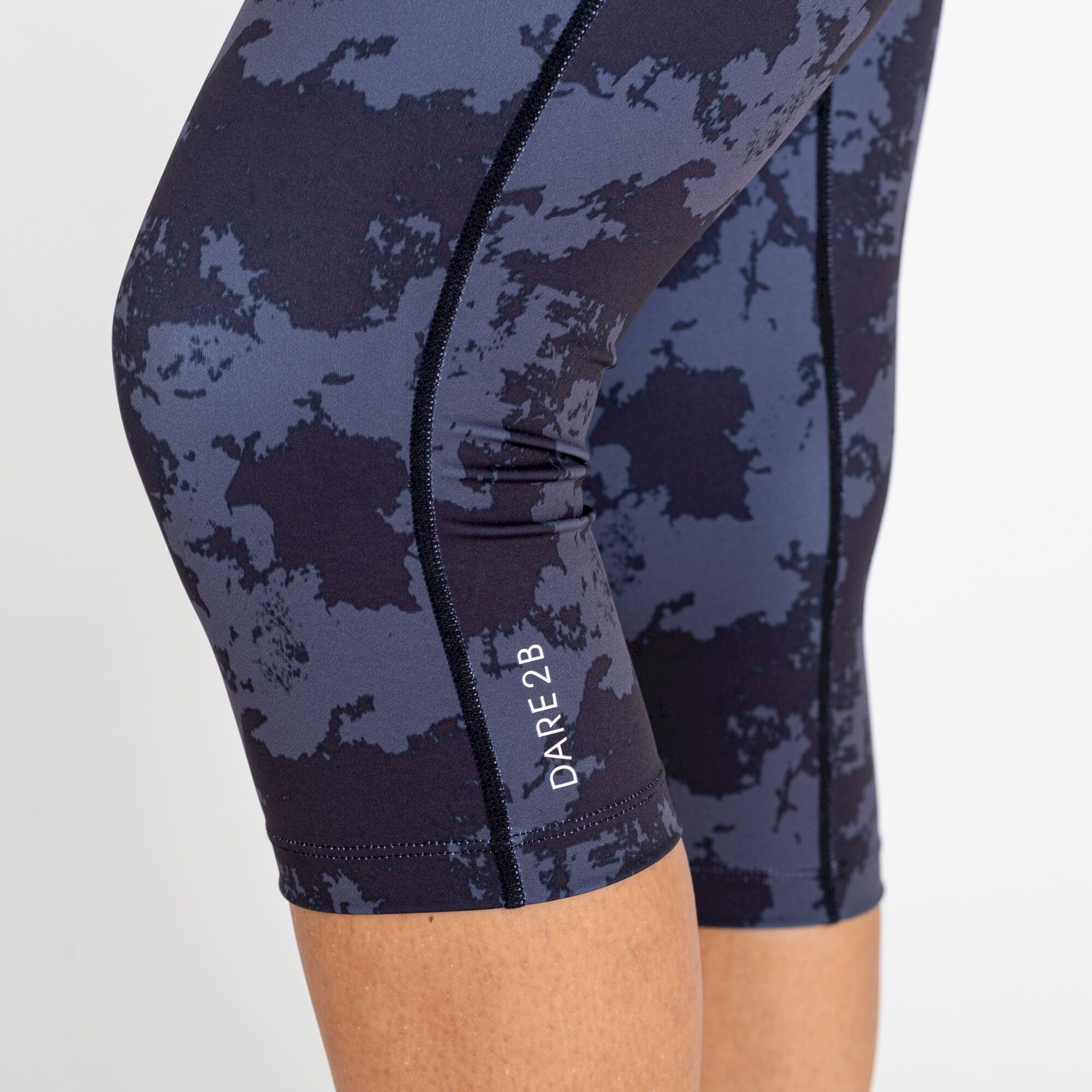 Dare 2b - Women's Influential 3/4 Recycled Leggings | Black Mirage Print