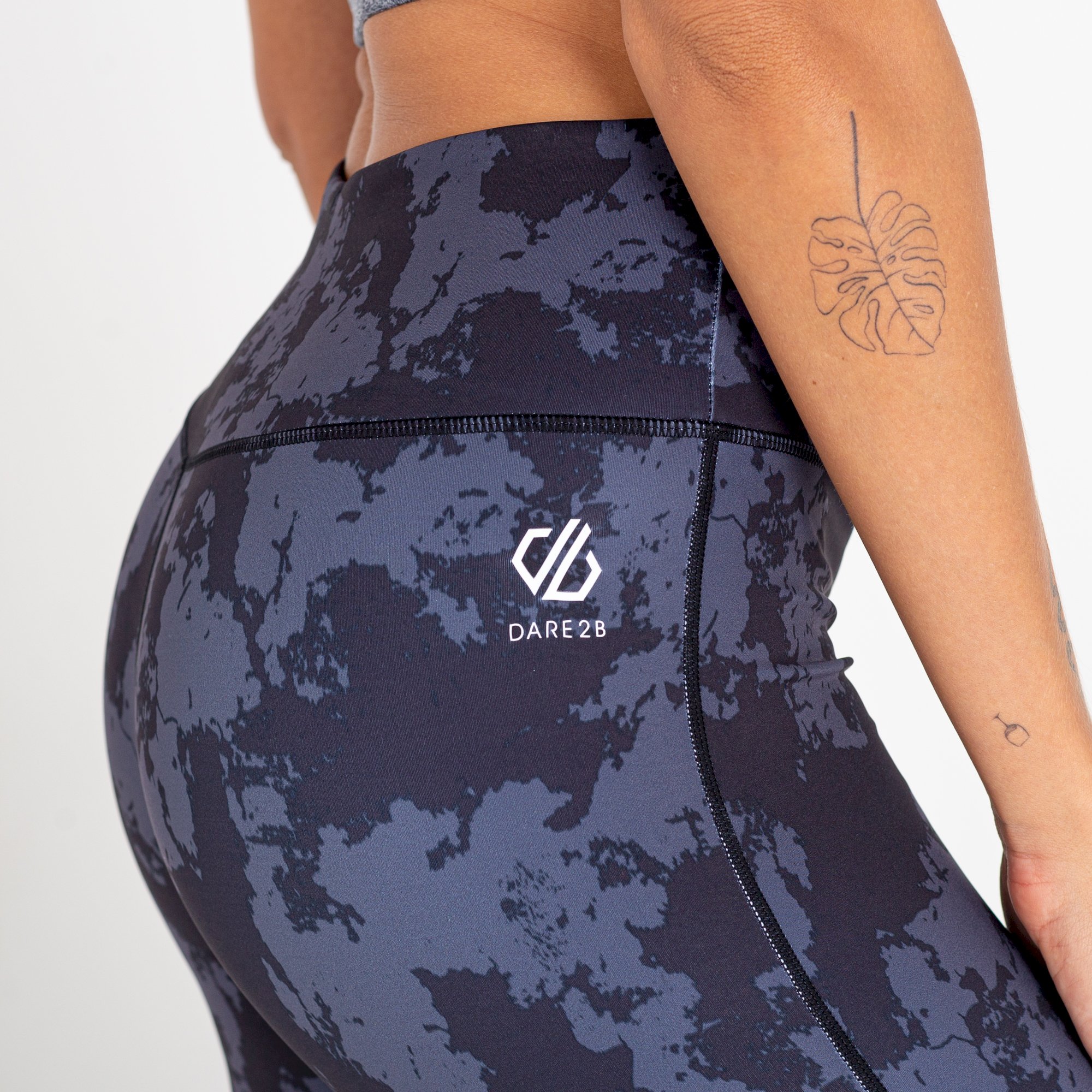 Dare 2b - Women's Influential 3/4 Recycled Leggings | Black Mirage Print