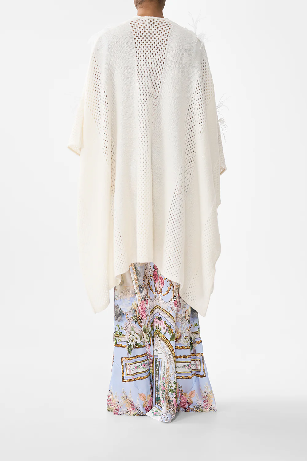 THROW OVER WITH FEATHERS TILED IN TIME