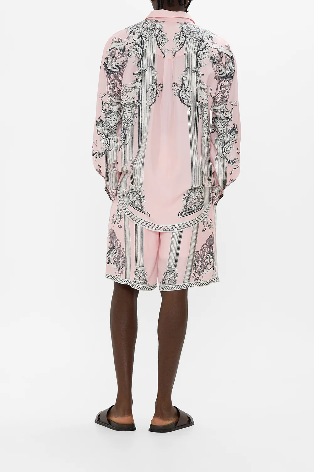 BAGGY MID LENGTH WALK SHORT CAVE OF WONDERS