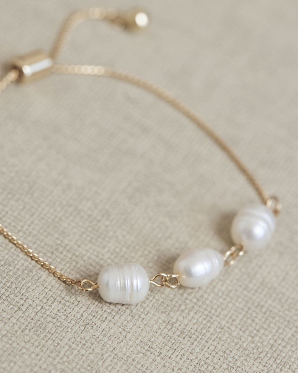 Delicate Bracelet with Pearls