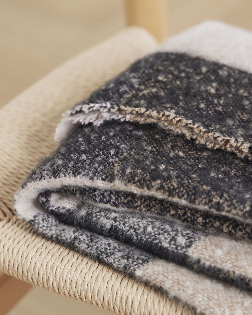 Colour-Blocked Blanket Scarf