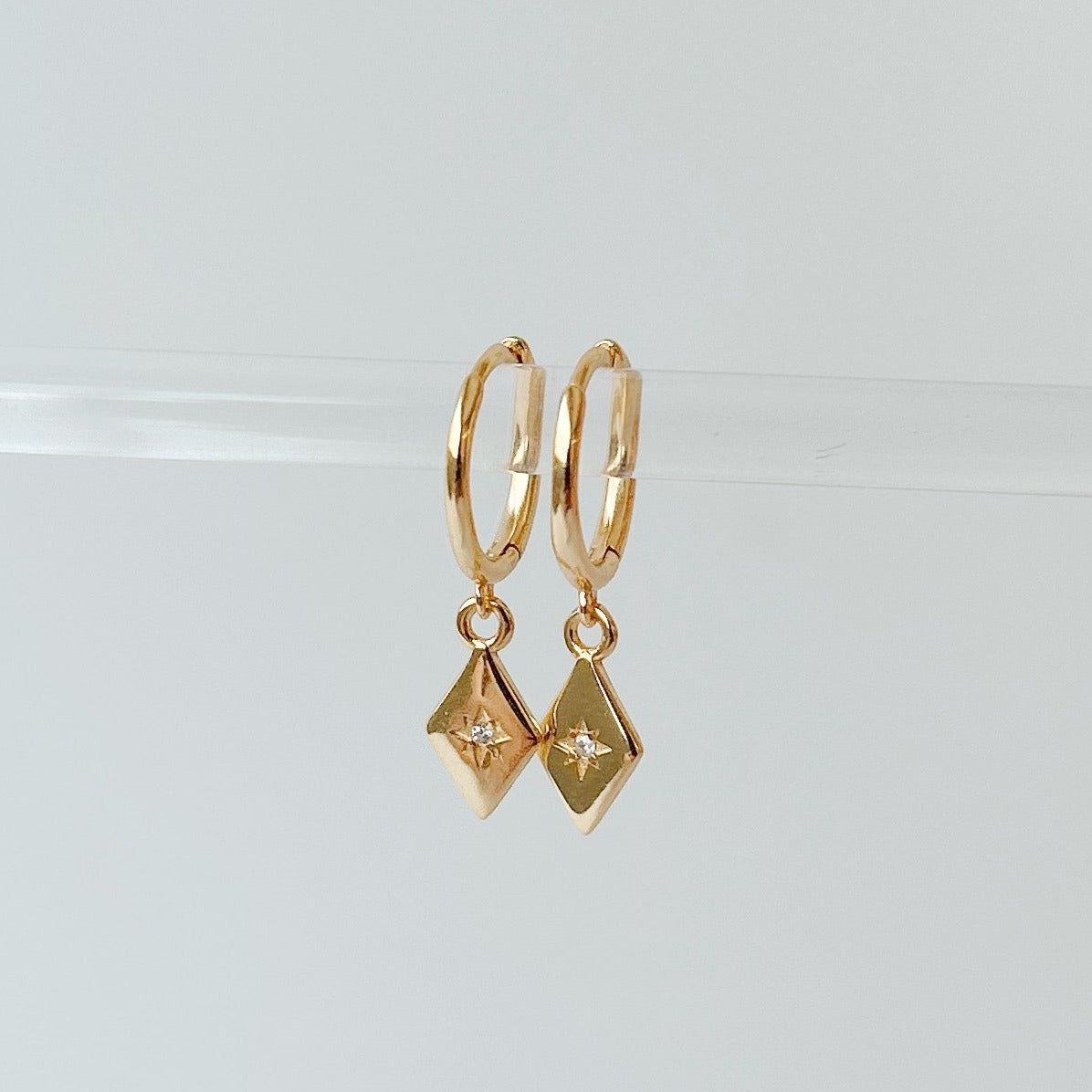 Horace Jewelry - Hoop earrings with diamond shape and small zirconia charm Lozo