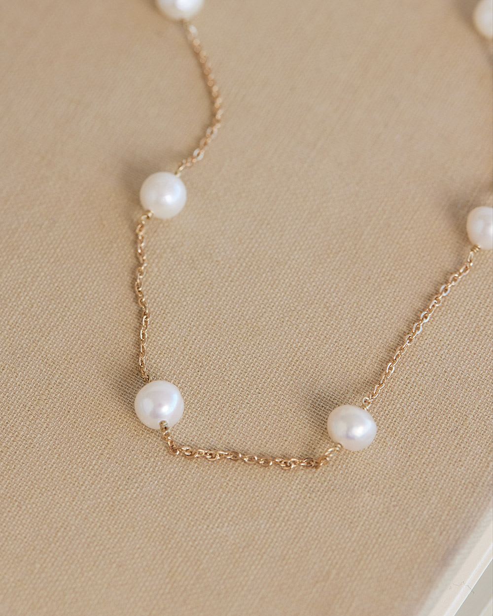 Short Necklace with Pearls