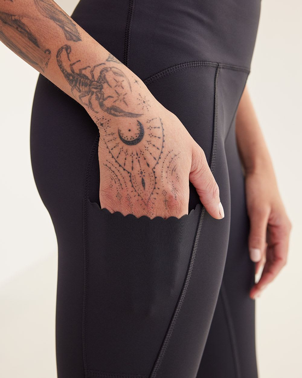 Pulse Capri Legging with Pockets and Scalloped Edges, Hyba