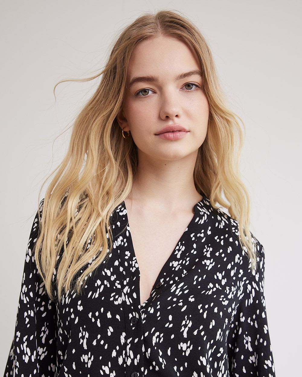 Long-Sleeve Buttoned-Down Fluid Blouse with V Neckline