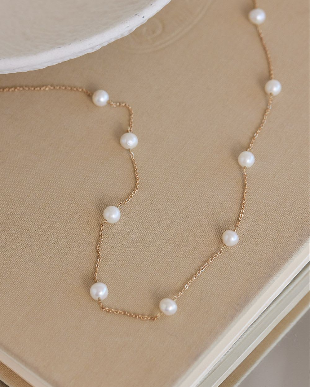 Short Necklace with Pearls