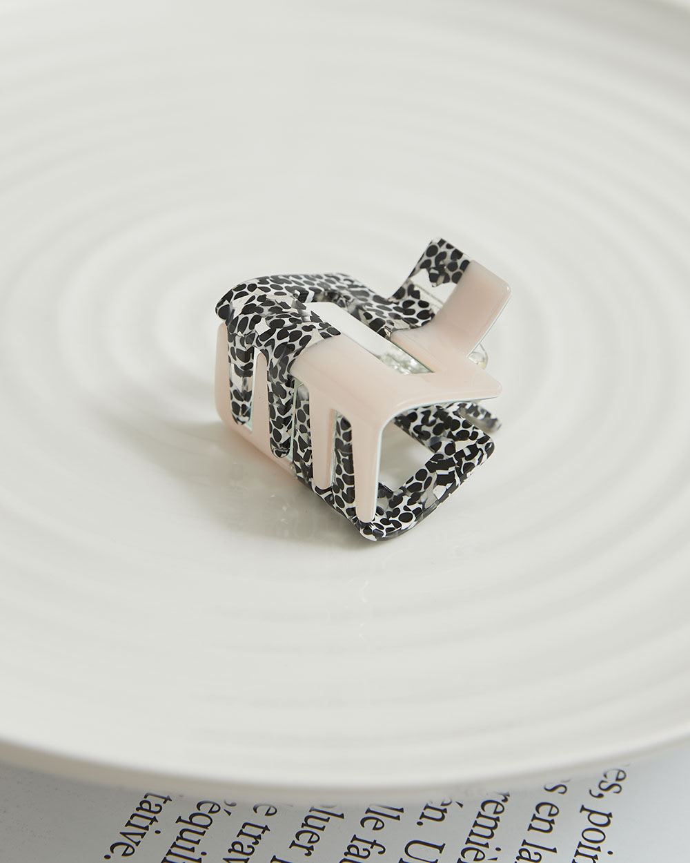 Two-Tone Patterned Square Hair Gripper