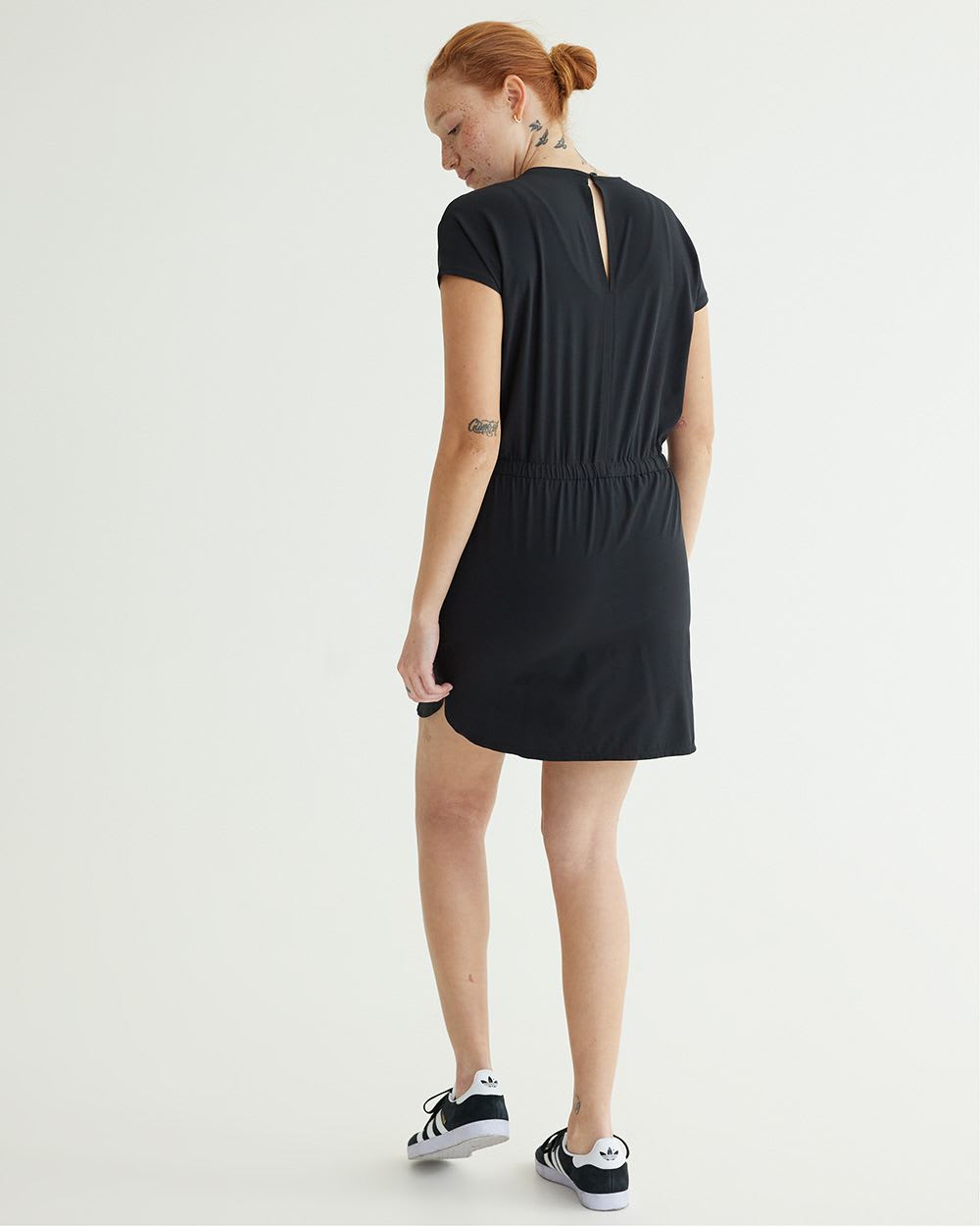 Short-Sleeve Crew-Neck Dress - Dry Lux Hyba