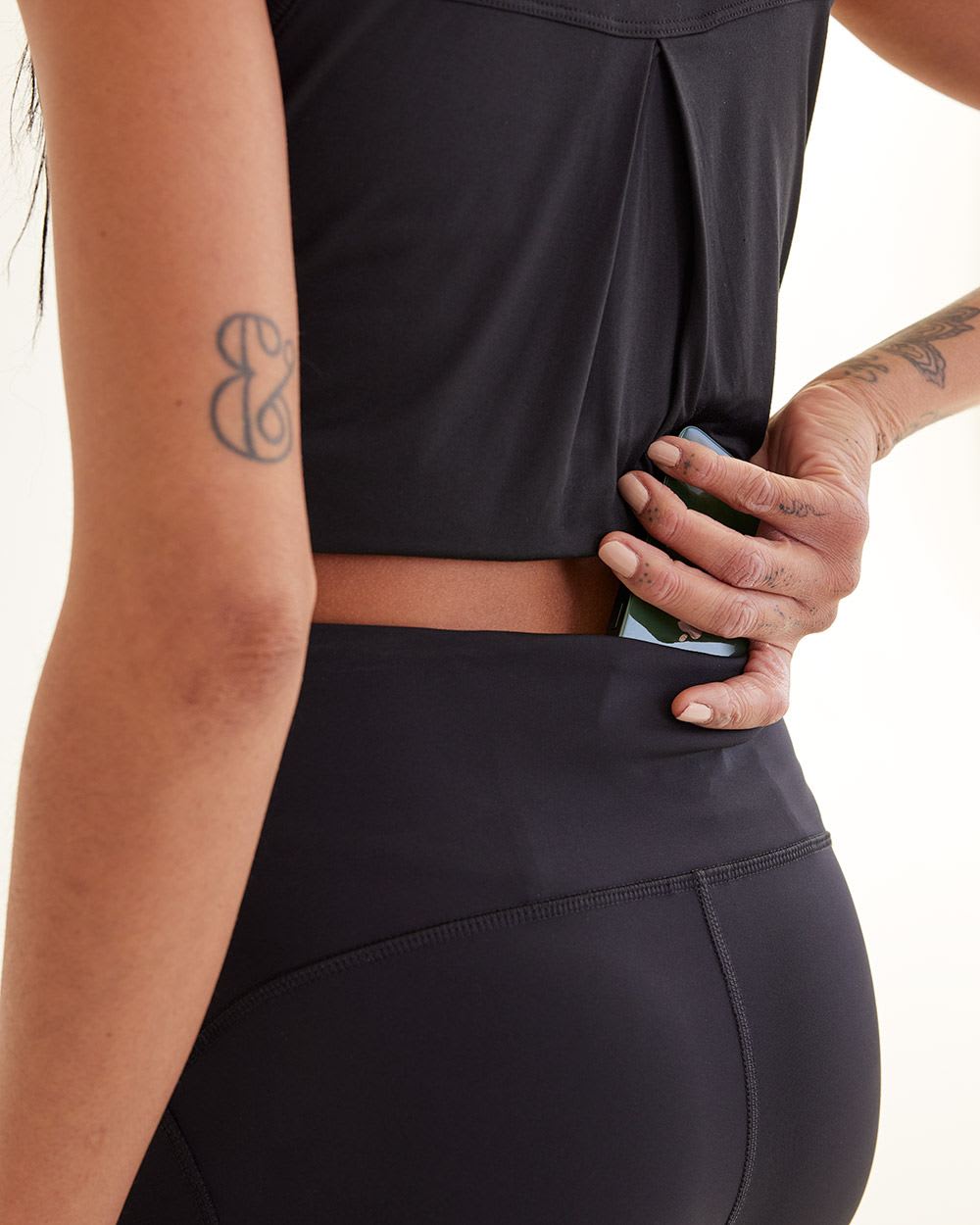 Pulse Capri Legging with Pockets and Scalloped Edges, Hyba