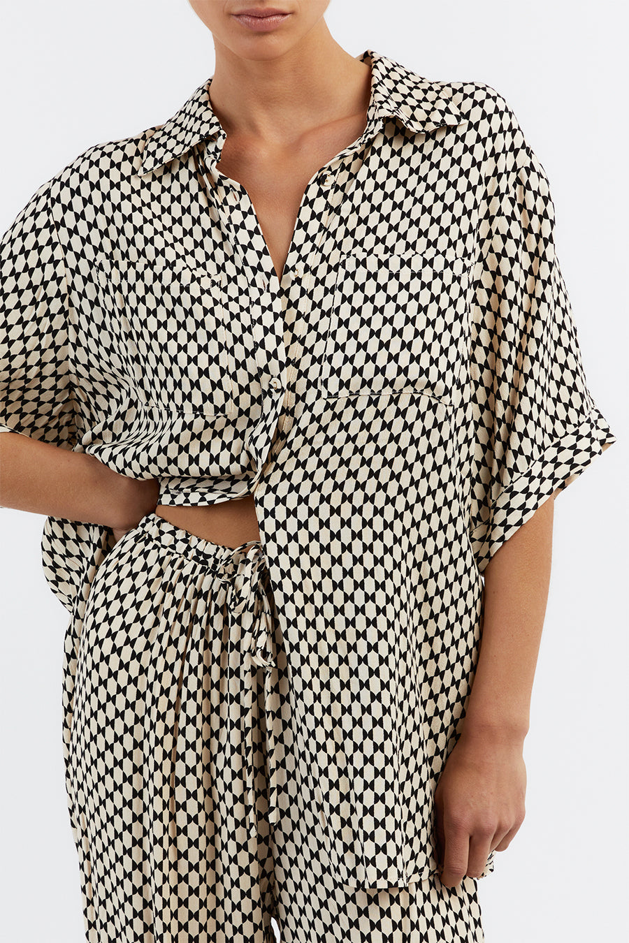 MAE BLACK/CREAM GEO VACATION SHIRT