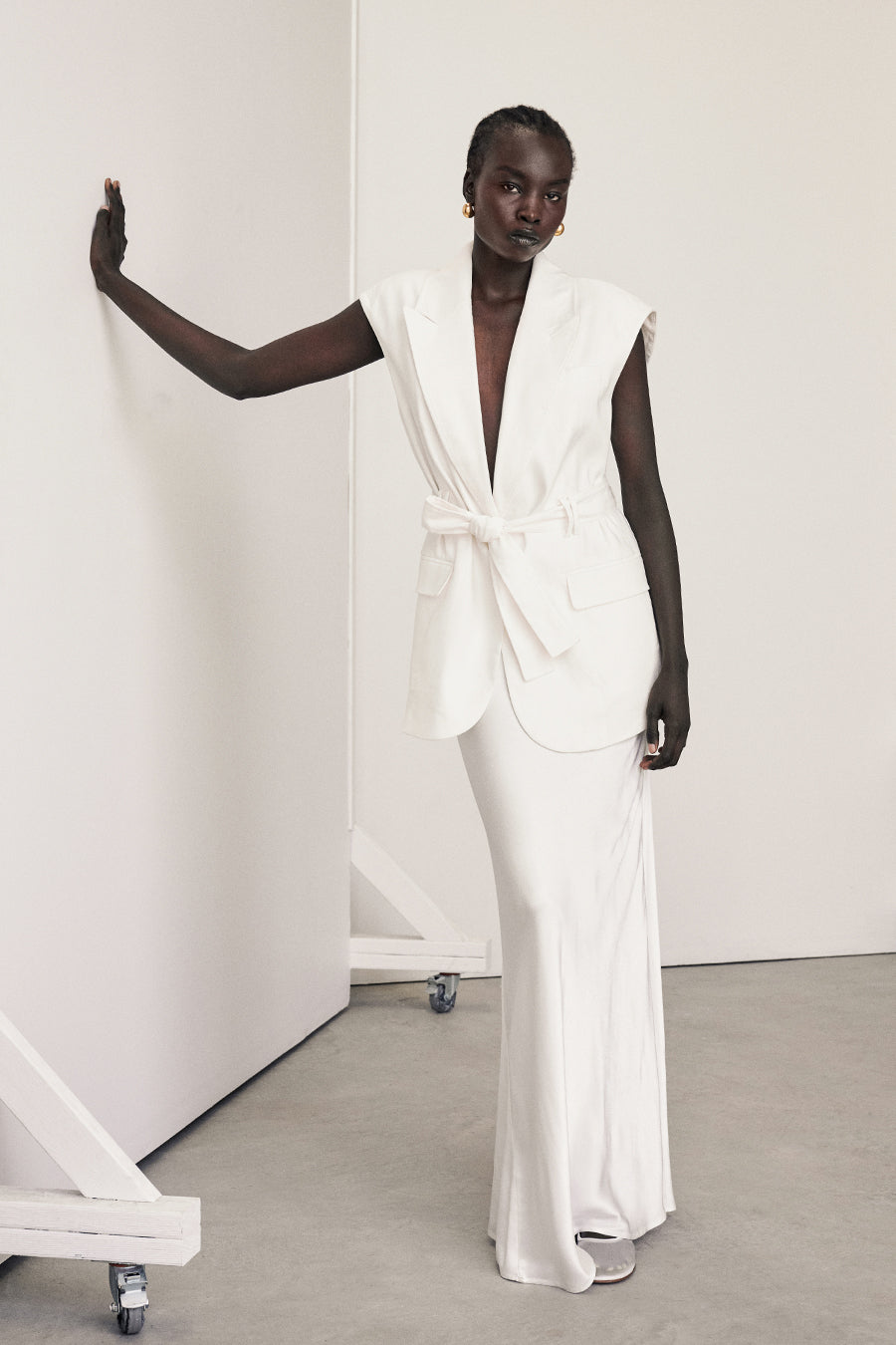 SLOAN WHITE SLEEVELESS LINEN BLEND VEST