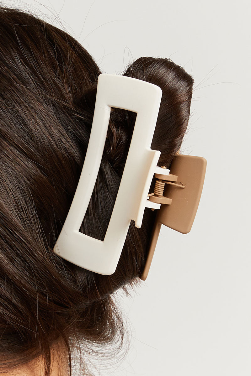 TWIGGY BEIGE AND WHITE CLAW CLIP