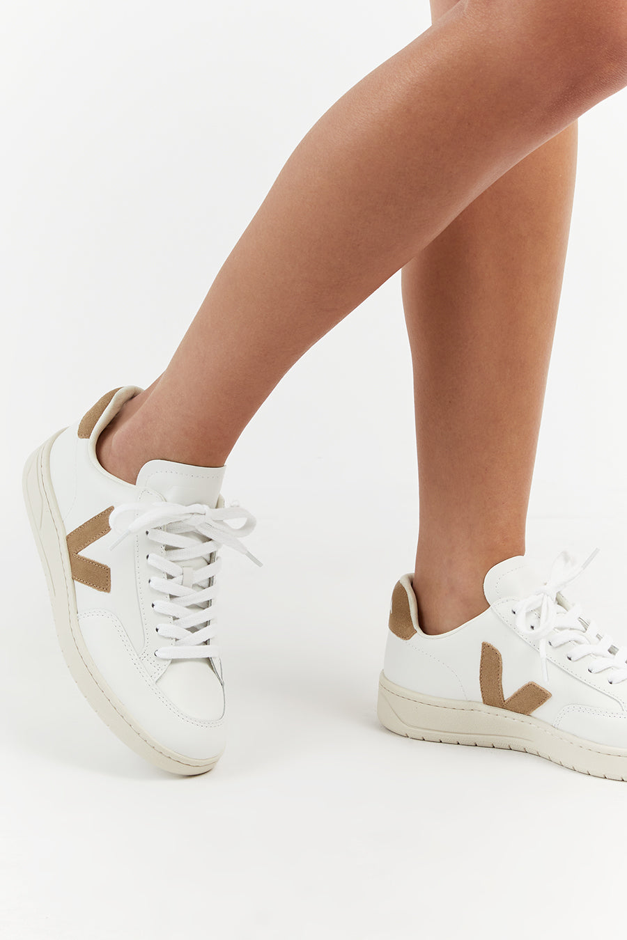 VEJA V-12 LEATHER EXTRA WHITE DUNE