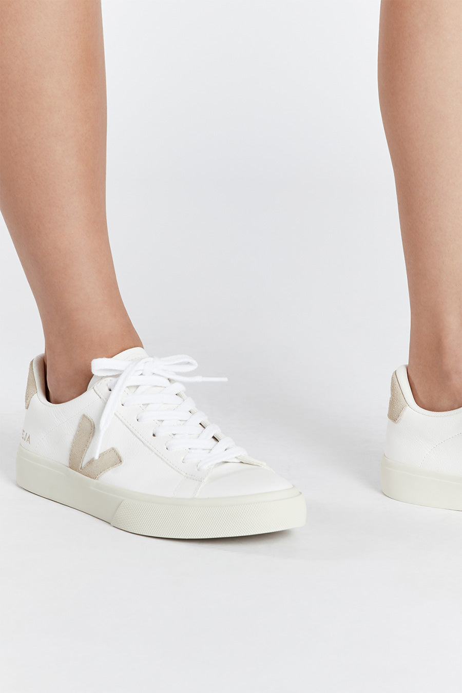 VEJA CAMPO EXTRA WHITE ALMOND