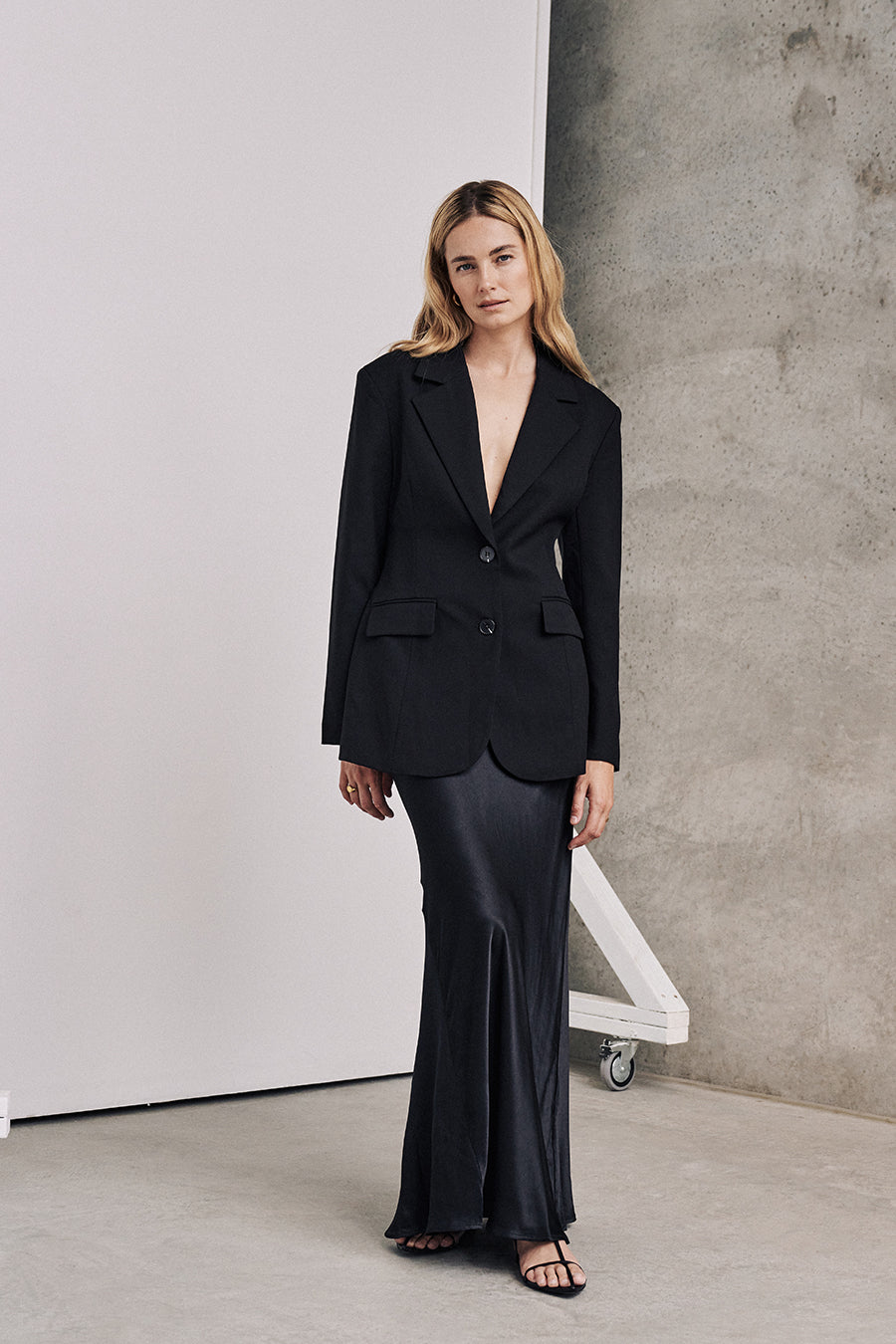 APOLLO BLACK CINCHED BLAZER