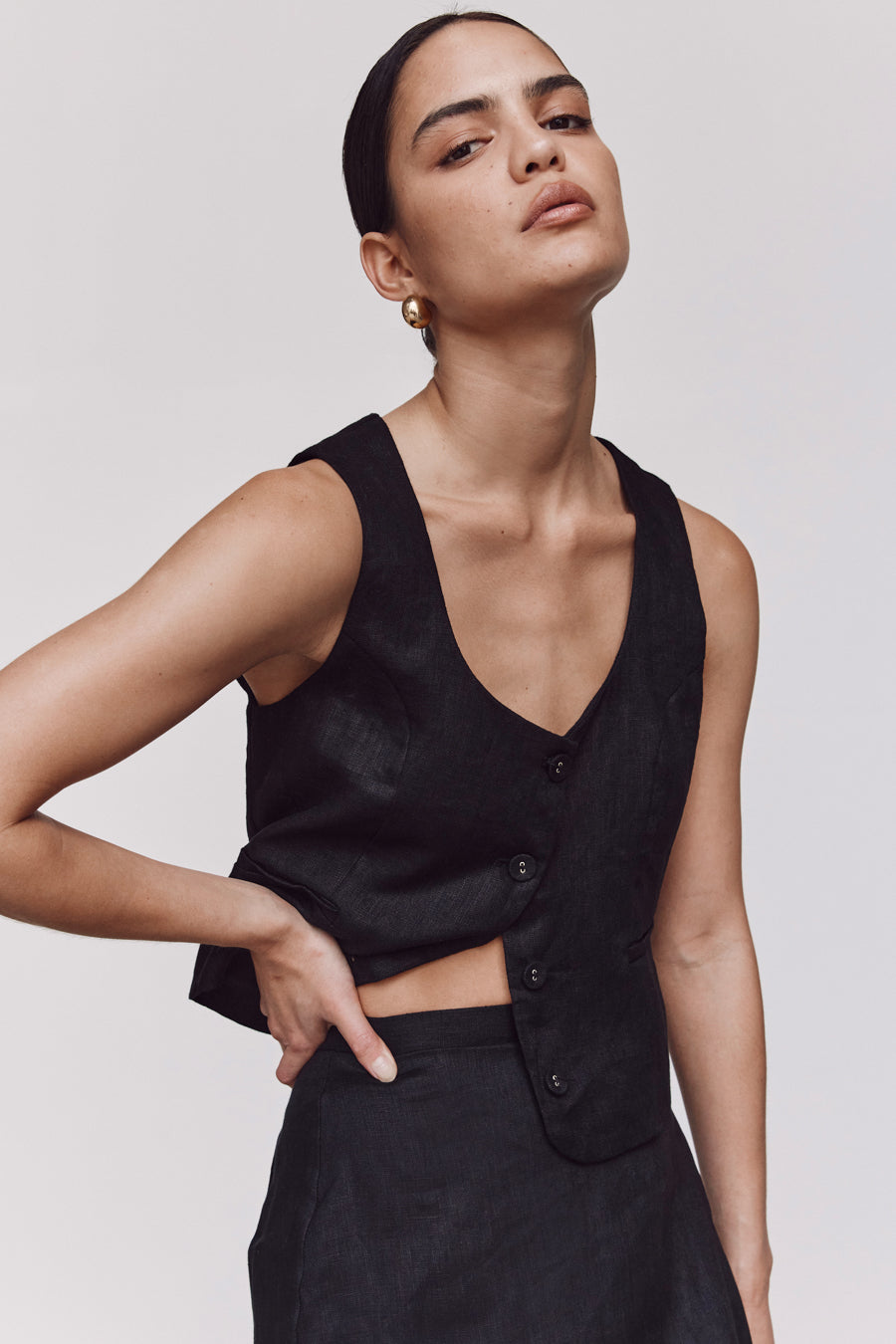 OSCAR BLACK SCOOP NECK LINEN VEST