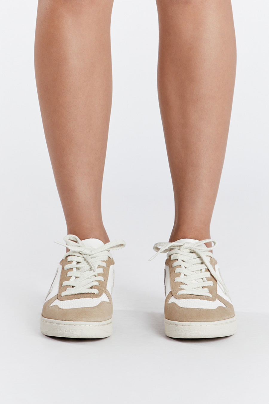 VEJA V-10 WHITE NATURAL SAHARA